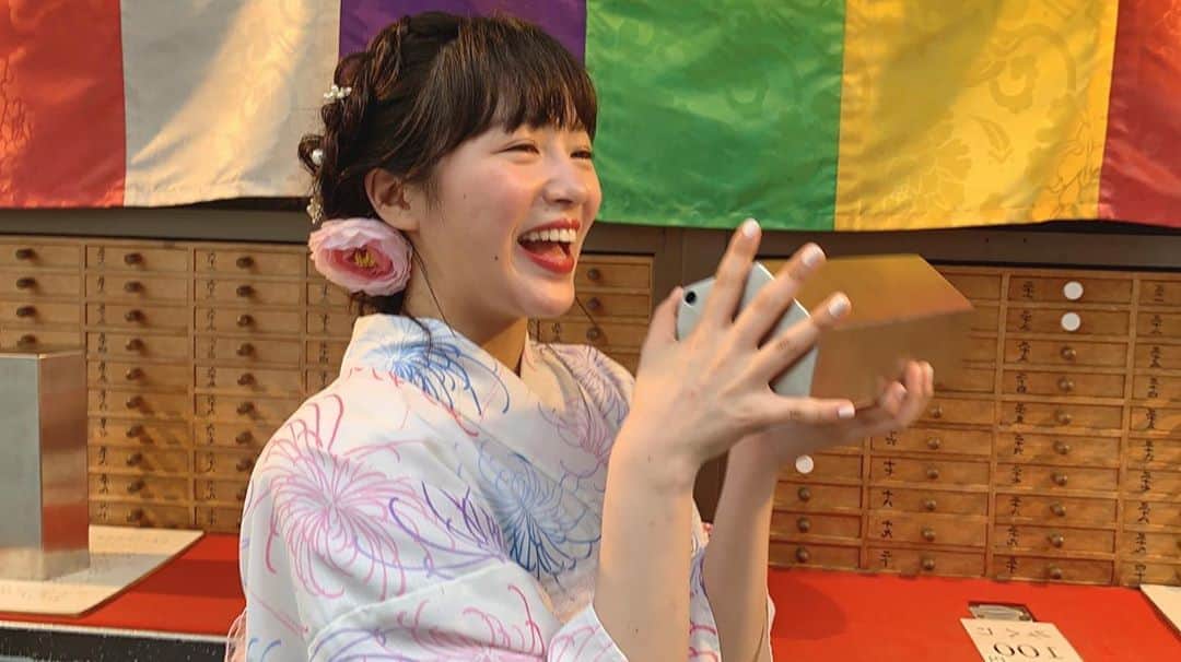 中山莉子さんのインスタグラム写真 - (中山莉子Instagram)「→﻿ おみくじの結果は吉でした！﻿ ﻿ MV撮影1人づつだったから、メンバーどんな感じで撮影してるんだろうって完成楽しみにしてたんだけど、みんな可愛すぎだね！🤭﻿ ﻿ #23回目のサマーナイト」8月7日 19時39分 - nakayama_riko_official