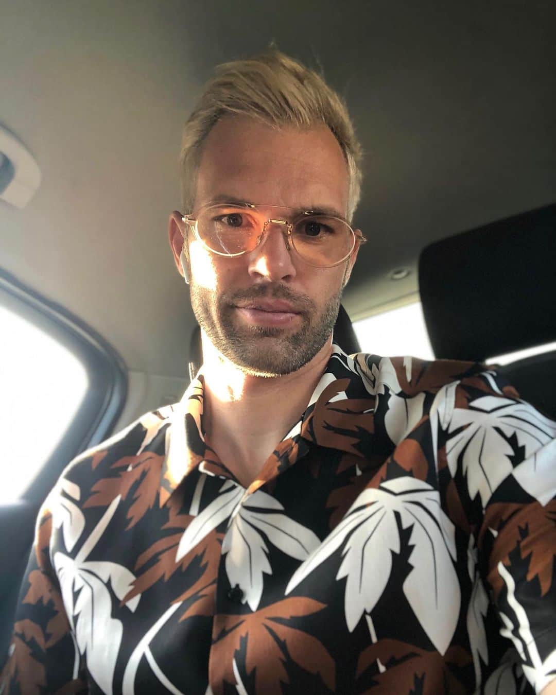 ヘスス・フェルナンデス・コラードのインスタグラム：「Let’s go!! 😜🤳🏼🌴 #nofilter  #instamood#picoftheday#instaselfie#fridaymood」
