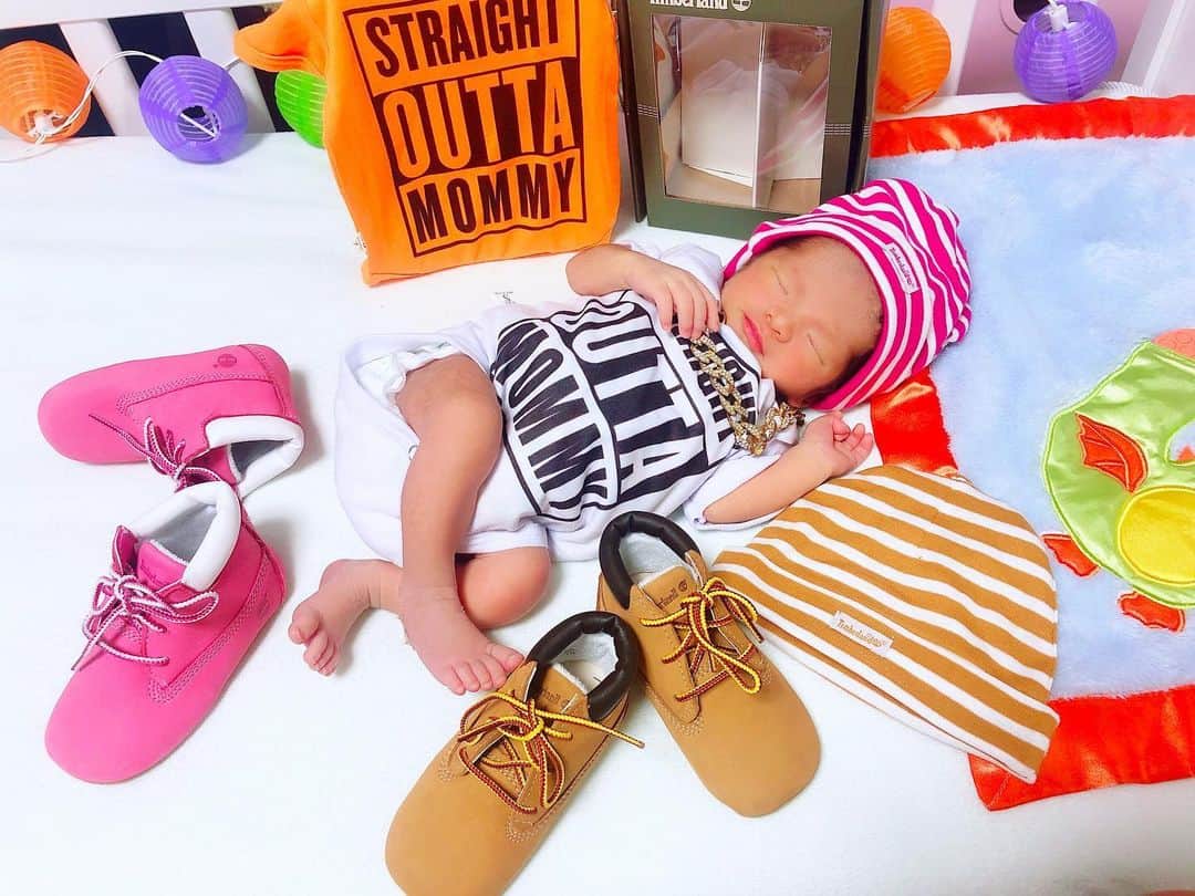 miniのインスタグラム：「@timberland 🌳 Timberlandと言えば中学生の時B-girlの必須アイテムで、私の青春✨✨🙌🏾😍 定番のイエローブーツは必須だったし💛、ピンクも💓、GUCCIのカスタムも♡、ヒールブーツも持ってた😛🌳✨ そんなTimberlandの可愛すぎるBabyBootsと帽子のセットをお祝いでもらったの😍 可愛すぎるっっ💓💛 しかも、定番のイエローブーツverと、miniの子だしって事でPink verも😍👍🏾 @kubo.yuuki Thank U🙌🏾😛✨✨ #baby #timberland #timberlandbaby #babelbreak #straightouttamommy #アリエルが着てるロンパースはbabelbreak @babelbreak #ベビー #ベビー服 #ミニアリエル #生後0ヶ月」