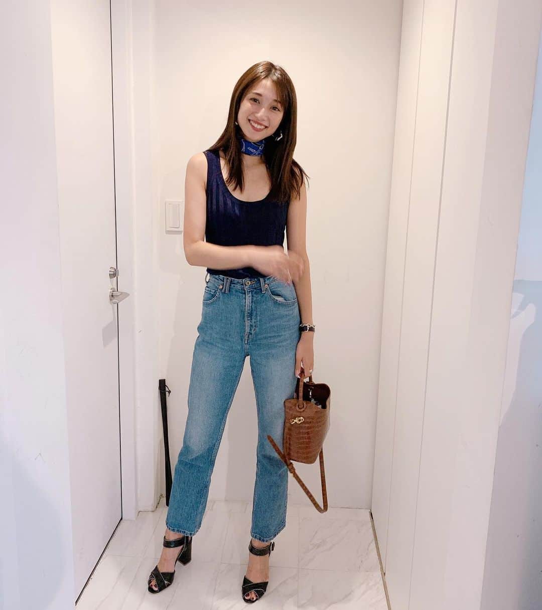 のインスタグラム：「昨日のおコーデ。  アクネのサマーニットのタンクトップはかなり万能☺︎ そして、エルメスのスカーフもそろそろ新しいの買おうかな❤︎  tops/ @acnestudios  denim/ @moname.official  scarf/ @hermes  shoes/ @pellico_official  bag/ @elleme   #denimstyle  #acnestudios  #yanuk  #pellico  #hermes  #elleme」