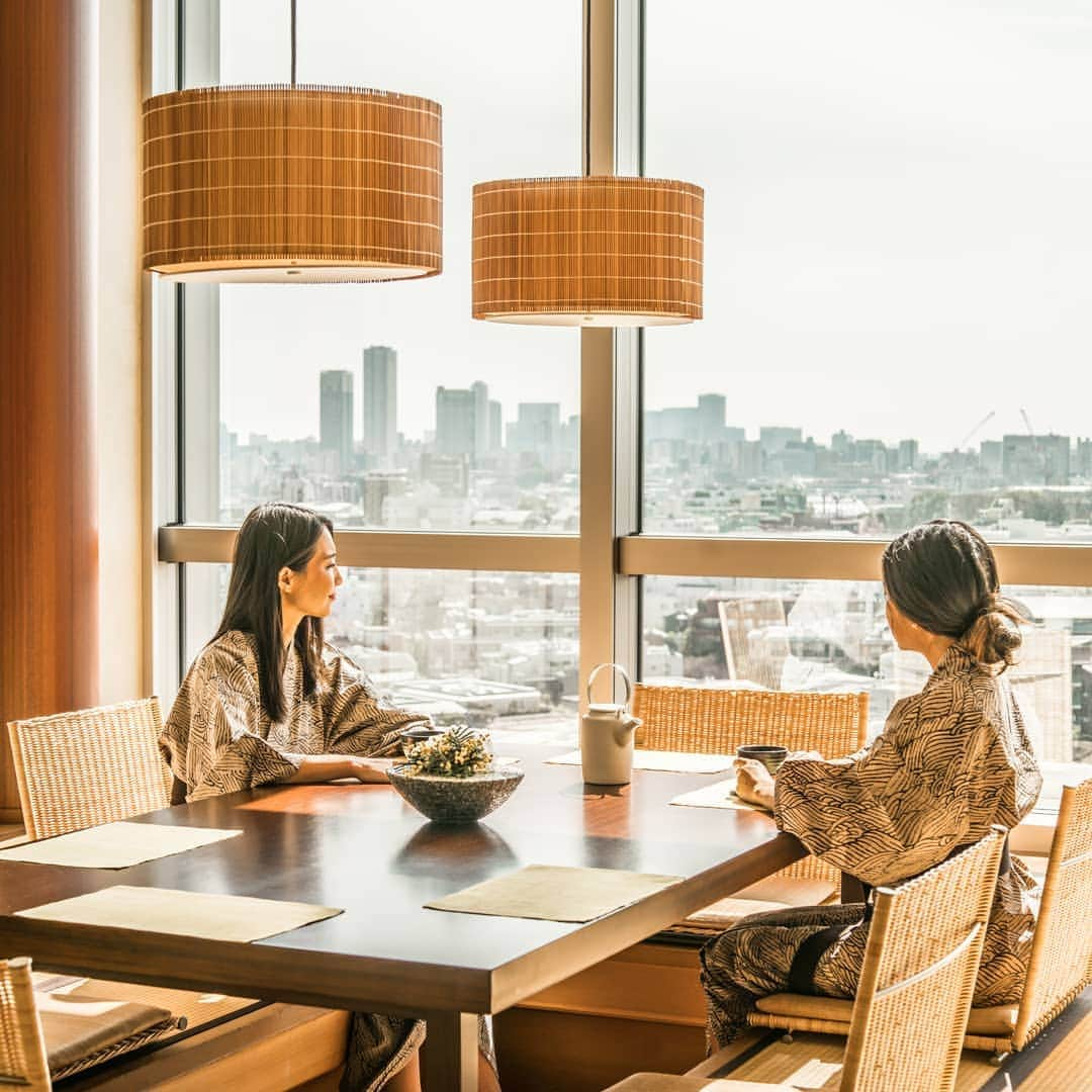 Miyu Toyonagaのインスタグラム：「Love Tokyo view from the Japanese tatami room at @grandhyatttokyo 📷: @robertmichaelpoole  忙しすぎるときこそ、 ゆっくり休みをとろう。  ネットフリックス、ステーケーション、自然に浴びたり。  さて、週末は何しよう。」