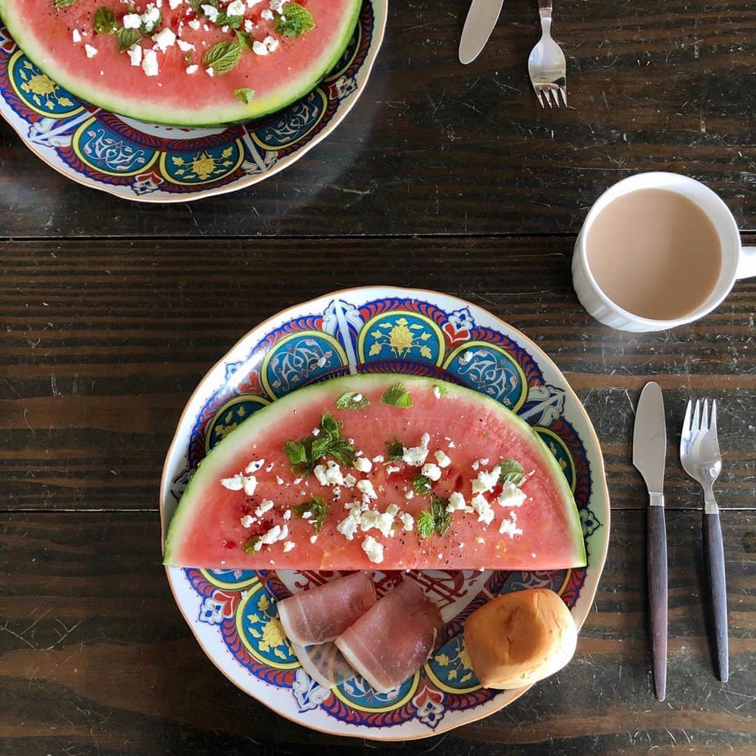 池田有希子さんのインスタグラム写真 - (池田有希子Instagram)「毎夏の楽しみ、スイカとフェタのサラダ。ミントは買ったのだけど、こんなにいい仕事をしてくれるのならうちで育ててみようかな。季節の果物は取り敢えず生ハムとともに食べるという先祖代々の掟も同時に守り達成感。  #watermelon #feta #summerfood #caloricdeficit」8月7日 19時49分 - yukikoikeda