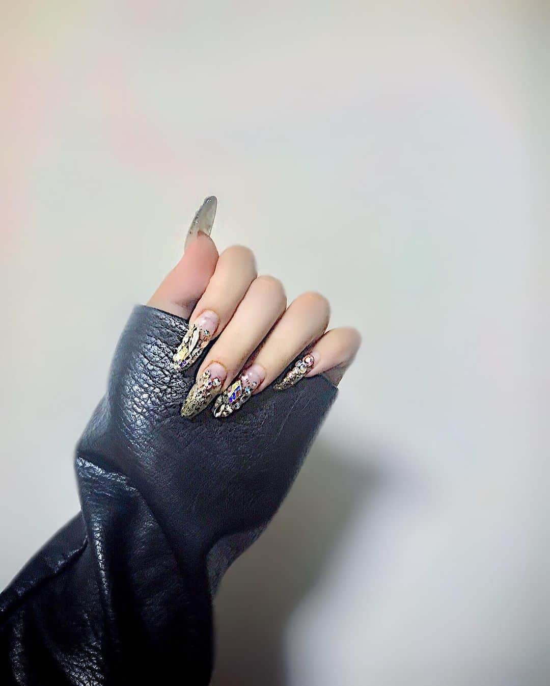 侑季美怜のインスタグラム：「ネイル💅🏻 ・ ・ ・ #ネイル　#スカルプネイル　#マニキュア　#美容　#エステ　#女子力　#キラキラネイル　#ゴージャスネイル　#ギャル」