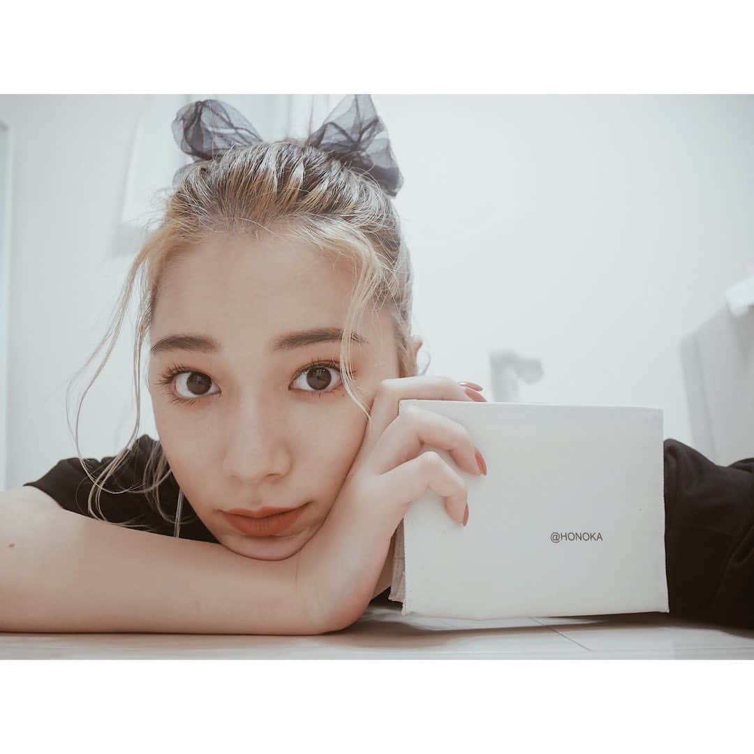 浪花ほのかのインスタグラム：「この度、LIBEREさんと 20 HOT SUMMER発売記念コラボレーションイベントを 開催します。 LIBERE FOCUS feat. HONOKA NANIWA 8月7日~8月11日 の期間中、LIBEREの 20HOT SUMMER新商品ラインナップ から1着以上購入してくれた方には LIBEREさんとコラボレーションで製作したオリジナルポーチ とキーリングをプレゼントします! 期間中でも、オリジナルポーチがなくなり次第プレゼントはで きなくなっちゃうので、お早めに! Tシャツとポーチ、私とぜひお揃いにしましょう🖤 詳細はこちら  ↓ https://www.libere-official.com/contents/?p=1853」