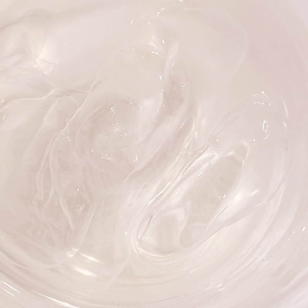 Sachiのインスタグラム：「Apple vinegar water . お風呂上がりに頂くとサイコーなんです。 最近は 身体に良く無いと思いつつも 氷を入れるのが好きです。 . お水にほんの少しのApple vinegar を入れて出来上がりです。 . #water#vinegar#お酢 #sachiのbeautytime」