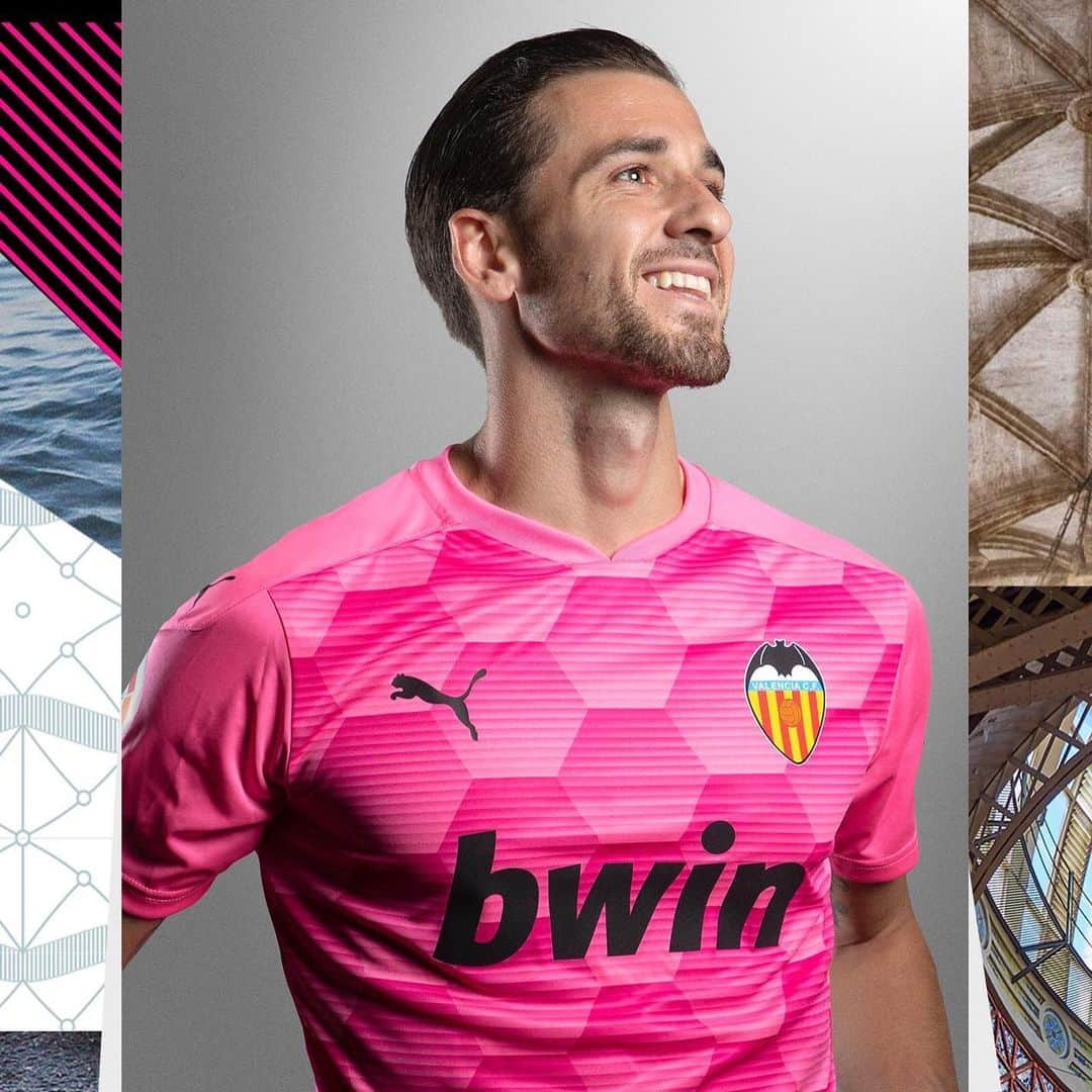 ジャウメ・ドメネクのインスタグラム：「New t-shirt 20-21 🆕💖🦇  @pumafootball #amunt @valenciacf  • Nova camiseta 20-21 🆕💖🦇 • Nueva camiseta 20-21 🆕💖🦇」