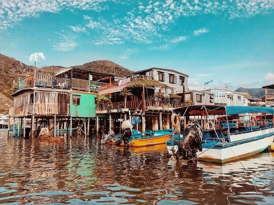 キャセイパシフィック航空さんのインスタグラム写真 - (キャセイパシフィック航空Instagram)「Our next hidden gem in Hong Kong brings us to a place where time runs slower and fishing boats meander. Where are you? Tai O, of course! From pink dolphins to houses on stilts, there’s plenty to see even in 6 hours, making this a perfect day trip!⠀ ⠀ 蜿蜒曲折的水道，大大小小的漁船，置身香港秘境－大澳漁村，猶如帶你走進另一時空。只需半日，也足夠你於傳統水上棚屋之間遊歷穿梭，再坐艇出外港尋找中華白海豚踪影，以及發掘更多香港水鄉的獨特景致。⠀ ⠀ 📸: @troubl_m.ker⠀ ⠀ #cathaypacific #MoveBeyond #taio #fishingvillage #discoverhongkong」8月7日 20時00分 - cathaypacific