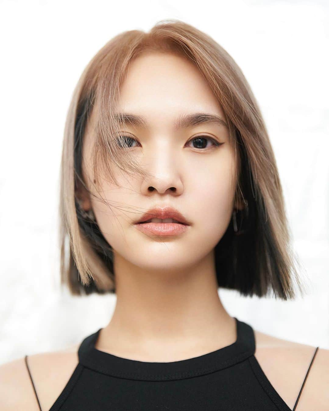 レイニー・ヤンのインスタグラム：「既然RaiNie’s Vlog新一集已經上架，我就乾脆把新髮型的樣子放上來，讓大家看仔細吧😙 這九張照片，為了思考把哪張擺第一，我還做了個票選耶😅（其實也只是問了同車的三個人） 那，你/妳喜歡哪張？不要告訴我，不是長髮你/妳不愛喔～我不接受🥴 Btw，髮色的部分，外面是淺奶茶，裡面是深墨綠，提供給好奇的人！ P.S 謝謝 @wgg1001wgg 特地跑一趟替我化上兩條眼線。當天素顏，髮色淺若沒有眼線好像怪怪的，哈！  Photographer @kevinim  Hair @zoomhairstyling   #為何每十年就會從長髮變短髮 #真的只是碰巧我沒有刻意安排 #為了後面即將曝光的作品而剪 #別問什麼作品時候到了我會說」