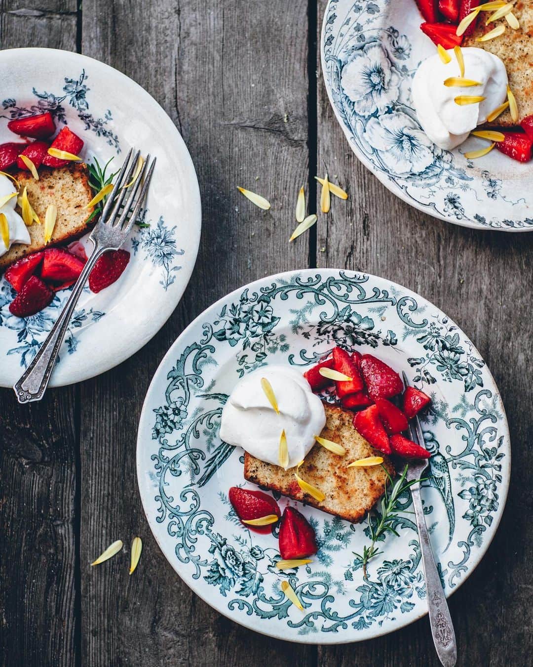 Linda Lomelinoのインスタグラム：「New blogpost! This Grilled Pound Cake with Lime Marinated Strawberries is now up on the blog! 🍓I’m eating strawberries as often as possible before the season comes to an end. There’s also a recipe video on my Youtube, where Mozart makes an appearance 🐶 Find the recipe and video through the link in my profile!」