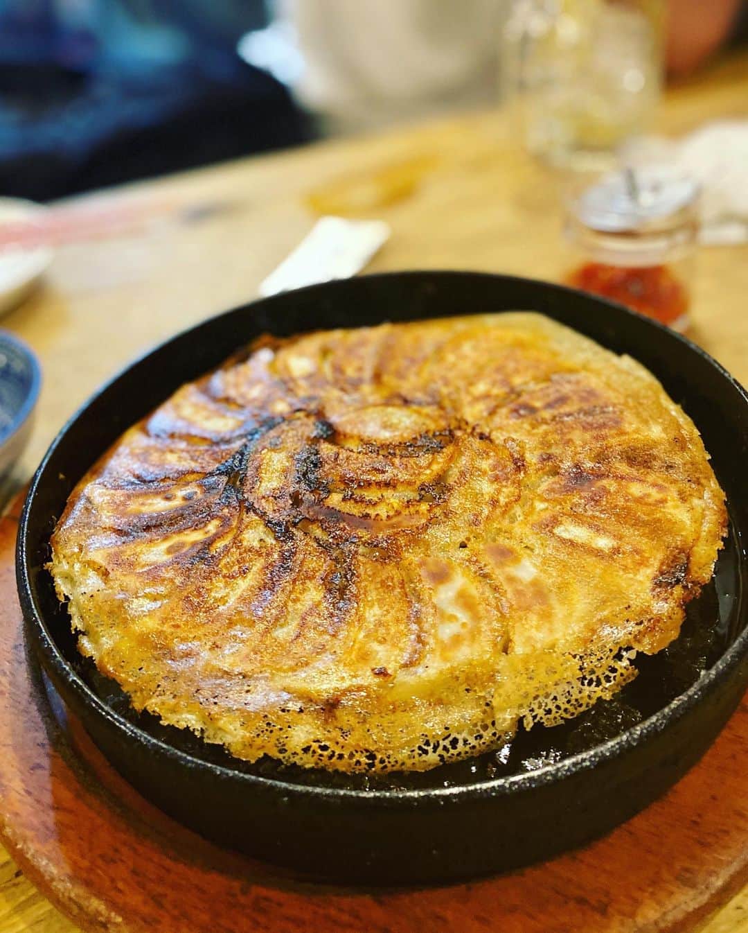 工藤ジェニファー茉侑さんのインスタグラム写真 - (工藤ジェニファー茉侑Instagram)「食べてる最中からこんなにむくむって我ながらすごいと思う🥺🥺🥺夜中の餃子うまあ🥟🥟🥟💕  67餃子　@67gyouza_official  鉄板餃子ととんこつ炊き餃子とばん麺は必食です🍜🧡  恵比寿駅近✔︎深夜営業有り✔︎  #ダイエット　#ダイエット記録　#diet #恵比寿グルメ #恵比寿　#gyoza #gyozalover #餃子　#ラーメン好きな人と繋がりたい #餃子好きな人と繋がりたい  #グルメな人と繋がりたい  #居酒屋　#居酒屋ごはん　#ヤキトリ　#お酒好きな人と繋がりたい #お酒好き女子 #ビール　#ビール女子 #ビール好きな人と繋がりたい #お洒落さんと繋がりたい #お洒落な人と繋がりたい　#料理好きな人と繋がりたい　#izakaya #beer #レモンサワー　#お料理好きな人と繋がりたい #グルメ好きと繋がりたい　#鉄板餃子　　　#麺スタグラム #麺」8月7日 20時04分 - jennifermayu_s