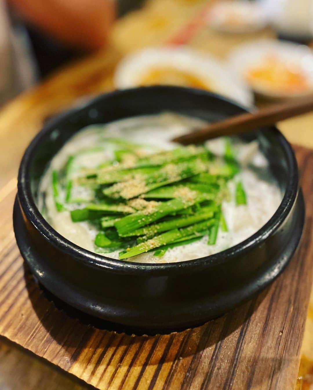 工藤ジェニファー茉侑さんのインスタグラム写真 - (工藤ジェニファー茉侑Instagram)「食べてる最中からこんなにむくむって我ながらすごいと思う🥺🥺🥺夜中の餃子うまあ🥟🥟🥟💕  67餃子　@67gyouza_official  鉄板餃子ととんこつ炊き餃子とばん麺は必食です🍜🧡  恵比寿駅近✔︎深夜営業有り✔︎  #ダイエット　#ダイエット記録　#diet #恵比寿グルメ #恵比寿　#gyoza #gyozalover #餃子　#ラーメン好きな人と繋がりたい #餃子好きな人と繋がりたい  #グルメな人と繋がりたい  #居酒屋　#居酒屋ごはん　#ヤキトリ　#お酒好きな人と繋がりたい #お酒好き女子 #ビール　#ビール女子 #ビール好きな人と繋がりたい #お洒落さんと繋がりたい #お洒落な人と繋がりたい　#料理好きな人と繋がりたい　#izakaya #beer #レモンサワー　#お料理好きな人と繋がりたい #グルメ好きと繋がりたい　#鉄板餃子　　　#麺スタグラム #麺」8月7日 20時04分 - jennifermayu_s