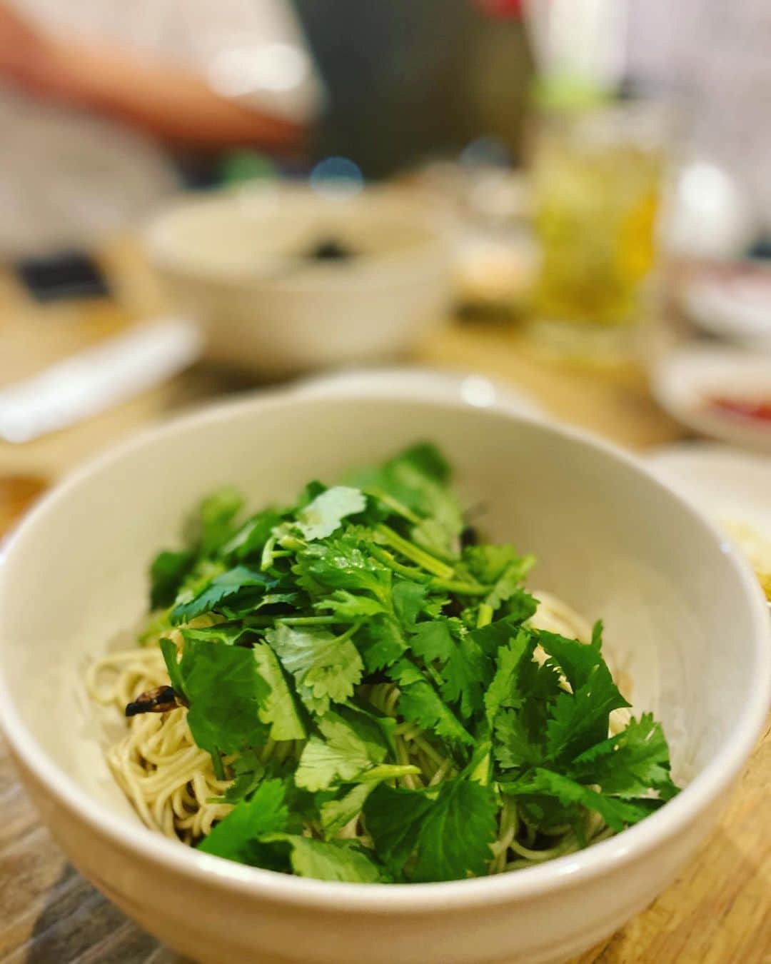 工藤ジェニファー茉侑さんのインスタグラム写真 - (工藤ジェニファー茉侑Instagram)「食べてる最中からこんなにむくむって我ながらすごいと思う🥺🥺🥺夜中の餃子うまあ🥟🥟🥟💕  67餃子　@67gyouza_official  鉄板餃子ととんこつ炊き餃子とばん麺は必食です🍜🧡  恵比寿駅近✔︎深夜営業有り✔︎  #ダイエット　#ダイエット記録　#diet #恵比寿グルメ #恵比寿　#gyoza #gyozalover #餃子　#ラーメン好きな人と繋がりたい #餃子好きな人と繋がりたい  #グルメな人と繋がりたい  #居酒屋　#居酒屋ごはん　#ヤキトリ　#お酒好きな人と繋がりたい #お酒好き女子 #ビール　#ビール女子 #ビール好きな人と繋がりたい #お洒落さんと繋がりたい #お洒落な人と繋がりたい　#料理好きな人と繋がりたい　#izakaya #beer #レモンサワー　#お料理好きな人と繋がりたい #グルメ好きと繋がりたい　#鉄板餃子　　　#麺スタグラム #麺」8月7日 20時04分 - jennifermayu_s