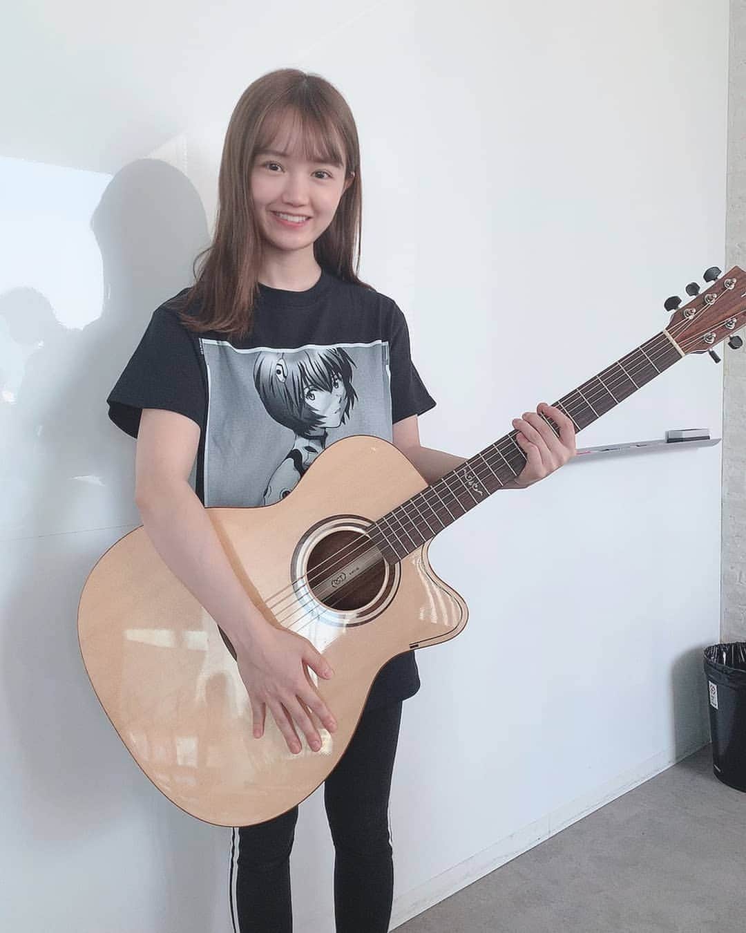 尾崎由香のインスタグラム：「#今日のゆか服  #Tシャツ → #flagstuff   『尾崎由香アコギチャレンジ始動ですっっ🎸✨』 果たして、弾けるようになるのか！！w  #ギター　#アコギ #ギター初心者　#アコースティックギター  #弾き語りチャレンジ　#ootd #ファッション」