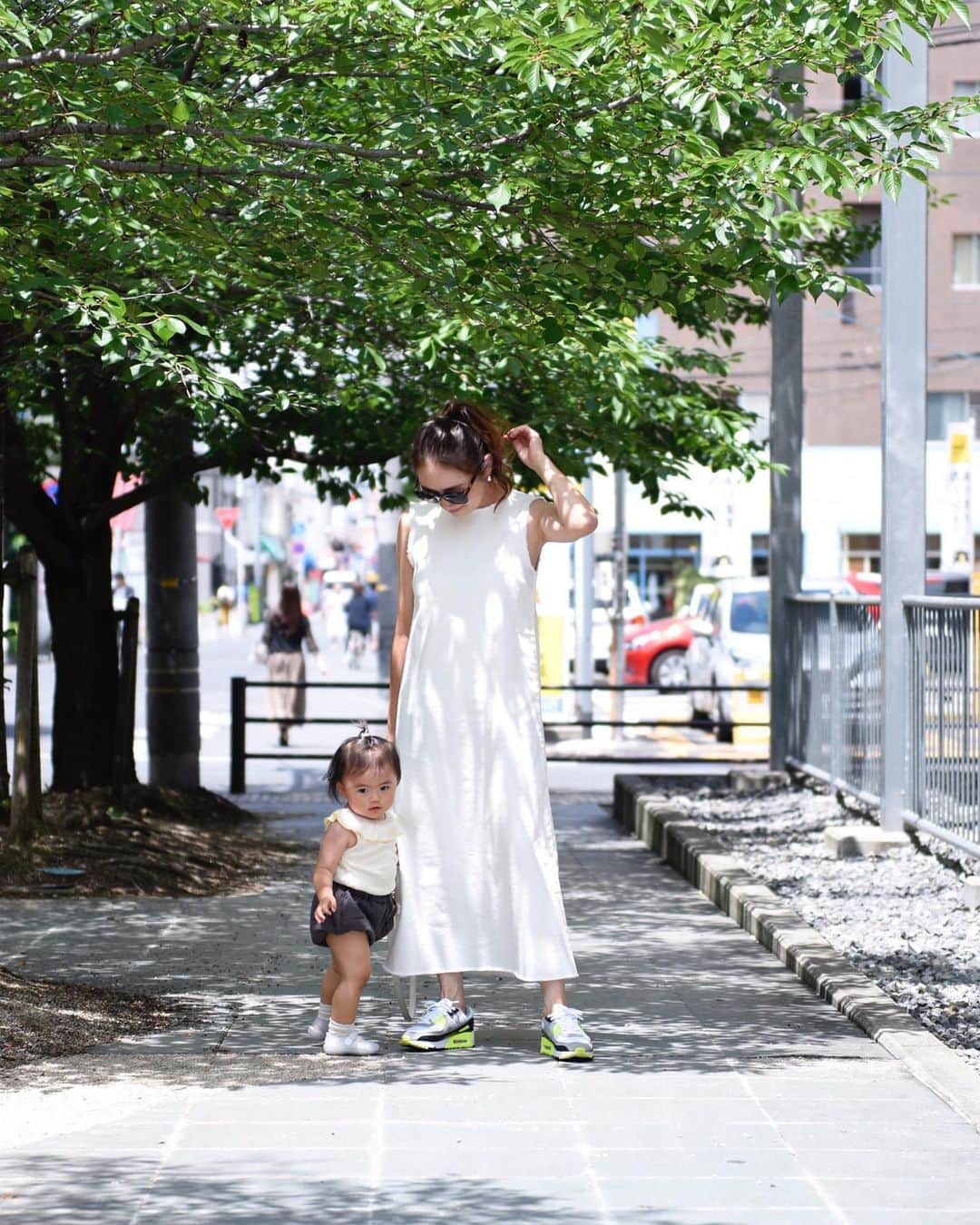 Keikooooooのインスタグラム：「#code 👱🏻‍♀️👶🏼 毎日暑いですね😵シンプルに♡ ホワイトはショート丈で追加しちゃいました😙💕 ショートはスニーカー合わせで♡ 2人ともこんがり焼けてきた🌞🌈 . 👱🏻‍♀ 👗 @dolce._official 👜 @ohgaofficial ⛸ @nike . 👶🏼 @zarakids  #ママコーデ #女の子ママ」