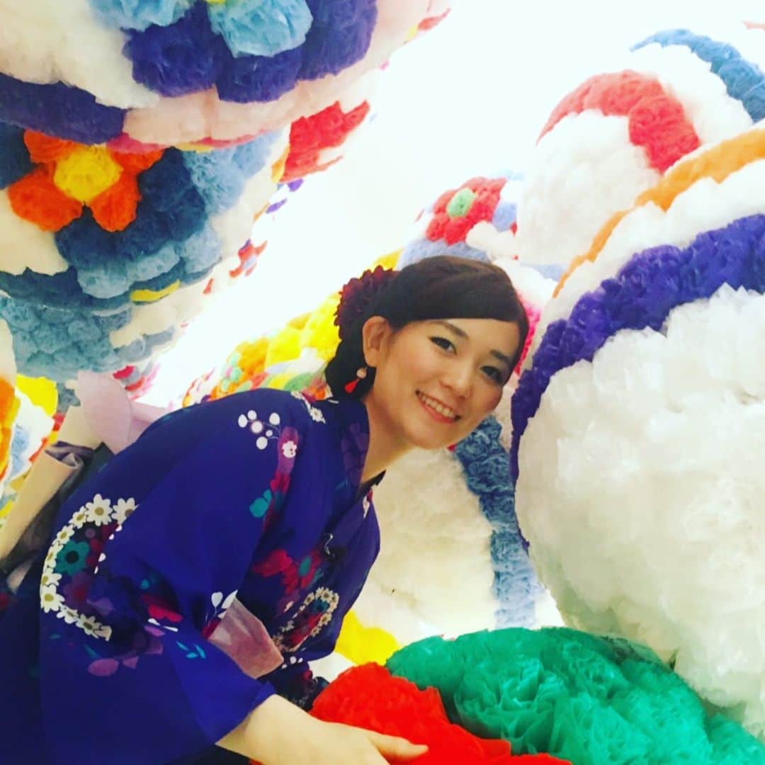 ティーナ・カリーナのインスタグラム：「仙台七夕祭りのない夏。 本来なら昨日から始まってたはず。  四年前に、七夕の取材でお邪魔した鳴海屋紙商事さんでの写真です☺️🎋  明日からはまた大雨の予報☔️ 大きな被害が出ないことを願うばかりです。  そして、訪れた人たち皆んなが上を向く。そんな七夕祭りが来年こそは開催できますように🙏💫  #仙台七夕 #仙台 #festival #japan」