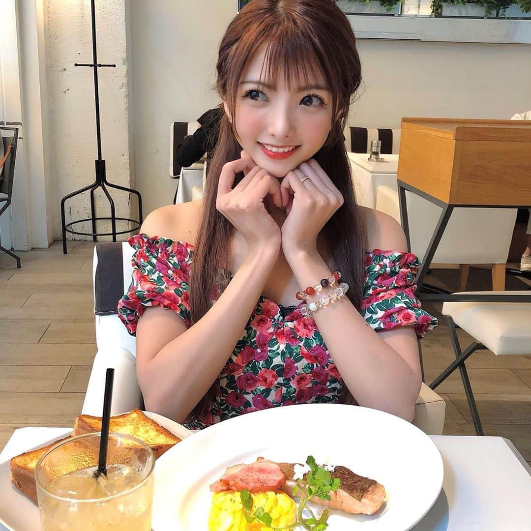 岡田栞奈のインスタグラム：「明日香(@asuka__t920)と 恵比寿でランチ🍽💛 雰囲気はもちろん料理が すっごく美味しくて ここはまた行きたいな〜😳💓 #恵比寿ランチ #恵比寿 #グルメ #エムハウス #フレンチトースト」