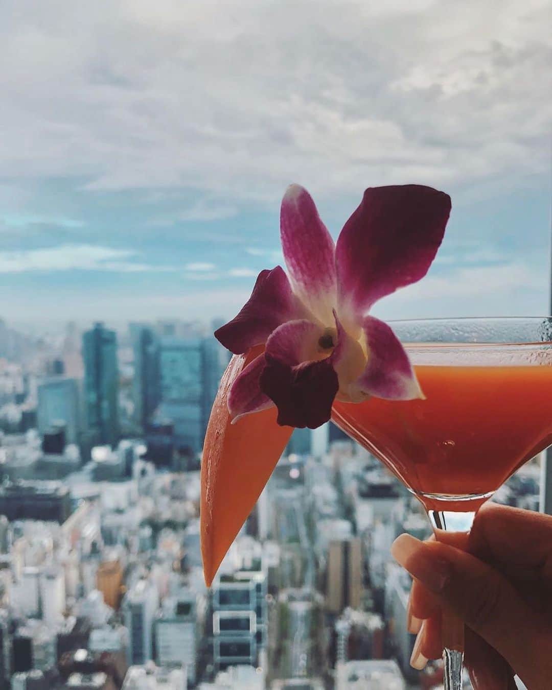 Andaz Tokyo アンダーズ 東京さんのインスタグラム写真 - (Andaz Tokyo アンダーズ 東京Instagram)「Starting the long weekend right with a summery cocktail and a view 🍸🌺☁️⠀ 📸 Special thanks to @yukinoko1111⠀ ⁣⠀ #andazrooftopbar #andaztokyo #アンダーズ東京」8月7日 20時08分 - andaztokyo