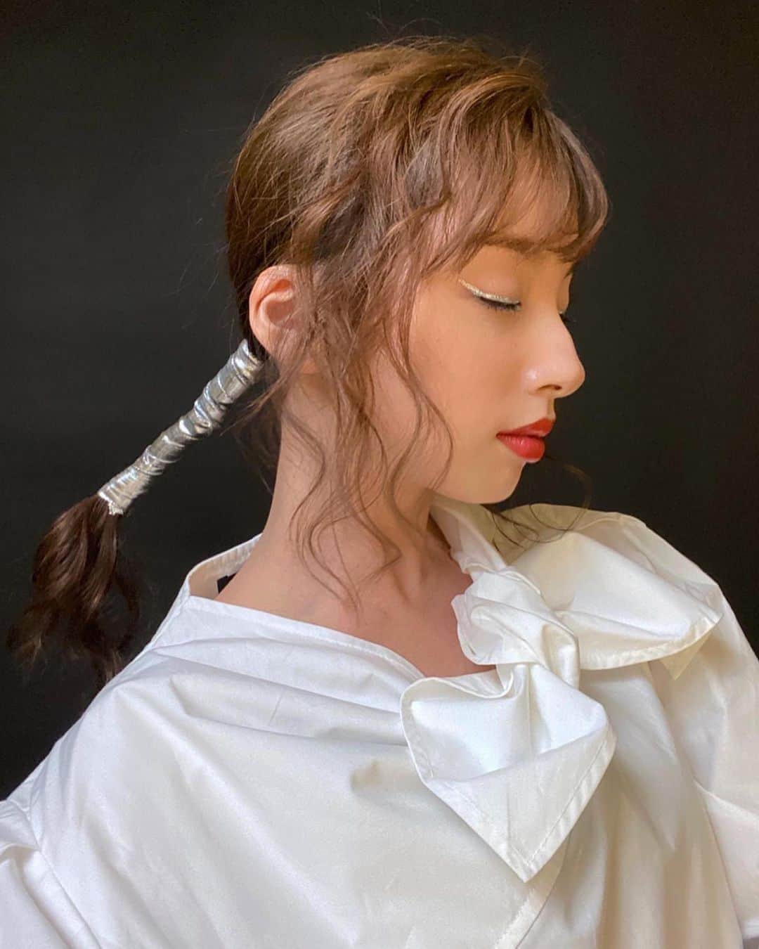 のインスタグラム：「🖤🤍🔗💄🌙 このヘアメイクお気に入りだったな☺︎」