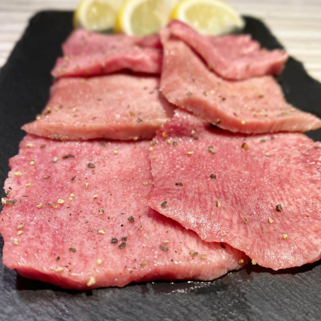 東京肉レポートさんのインスタグラム写真 - (東京肉レポートInstagram)「久しぶりに @kizaemon0213 さんと焼肉食べに行った！「くろひげ」は比較的新しいお店だからいい混んでなくて使いやすい🙆‍♂️少し味が濃いめだから白いごはんと共に！ ﻿ 価格帯：6,000〜8,000円﻿ オススメメニュー：上タン、ロース ﻿ Tasty yakiniku with great friends.. What else do you need ?  #くろひげ #白金高輪 #白金高輪グルメ #ハンバーガー #焼肉 #ステーキ #カレー #すき焼き #肉 #和牛 #牛 #グルメ #東京肉レポート #肉レポ #おうちで和牛 #kurohige #shirokanetakanawa #hamburger #yakiniku #wagyu #beef #steak #instafood #food #foodie #barbecue #bbq #tokyo #tokyo_wagyu_report」8月7日 20時18分 - tokyo_wagyu_report