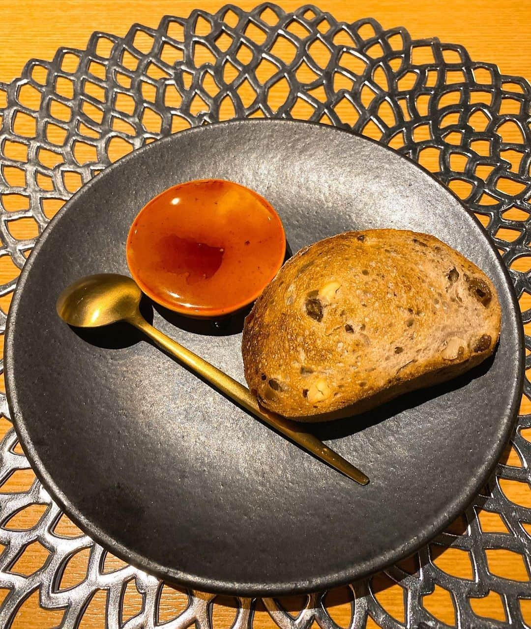 まいてぃ（粕谷まい）さんのインスタグラム写真 - (まいてぃ（粕谷まい）Instagram)「昔からの友達とフレンチ食べてきました♡♡ ・ ・ 赤坂見附にあるEZO(イーゼットオー)さん！ 行ったらわかるんですけど入口がすごくわくわくする感じで、千と千尋の神隠しの世界に入る気持ちになりました！私はですけど(笑) ・ ・ 4階に上がると素敵なシェフがお迎えして下さって、本当にお人柄が素敵な方でした✨ ・ ・ もちろんお料理も本当に美味しくて、一つ一つにすごくこだわりのあるお料理で全部が美味しかったです✨ ・ ・ ・ ちなみにシェフが北海道のご出身で、EZOはえぞとも読めて蝦夷鹿のえぞだそうです。 ・ ・ ・ ・ ・ おすすめフレンチ✨ ・ ・ ・ ・ ・ ・ ・ ・ ・  #EZO #赤坂フレンチ #赤坂ezo #隠れ家 #赤坂旬の素材 #赤坂ワイン #赤坂デート #pr #トリドリベース #グルメ #東京グルメ #フレンチ」8月7日 20時11分 - maity_0917