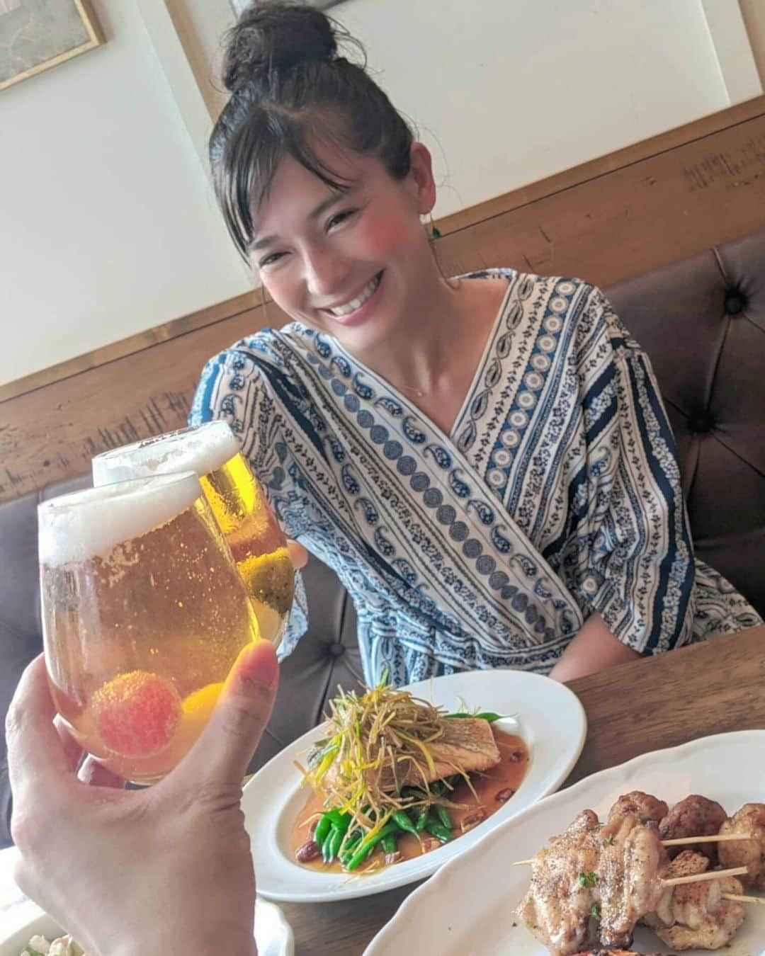 芳美リンさんのインスタグラム写真 - (芳美リンInstagram)「ビール好きな方必見！🍺﻿ ﻿ ﻿ 「BEER DROPS」という、ビールにアイスボーールを入れる新しいビールスタイルが登場しました！﻿ ﻿ ﻿ 果実のアイスボーールを入れているので、﻿ だんだん溶けてきて、味の変化が楽しめます。😀﻿ ﻿ ﻿ ビール好きだけど、飲むの遅くて、すぐぬるくなっちゃうー。﻿ とお悩みの方に、特にオススメしたいです★﻿ ぬるいビールを、私は認めない。(　･ิω･ิ)﻿ ﻿ そして、フルーティーなので普段あまりビールを飲まない方にもオススメしたいです。﻿ かき混ぜると、フルーツカクテルのようになります🍹﻿ ﻿ 見た目も可愛くてテンション上がりますね。﻿ 夏にピッタリのビールです🍺﻿ ﻿ ぜひチェックしてみて下さい！﻿ ﻿ ﻿ ﻿ ﻿ #アサヒビール #PR﻿ @bubbys_japan﻿ #ビアドロップス﻿ #beerdrops #女子ビール部#ビール党﻿ #ビール好き#ビール女子#beer#ビアホール#ビアカクテル」8月7日 20時13分 - lynn.lynn5