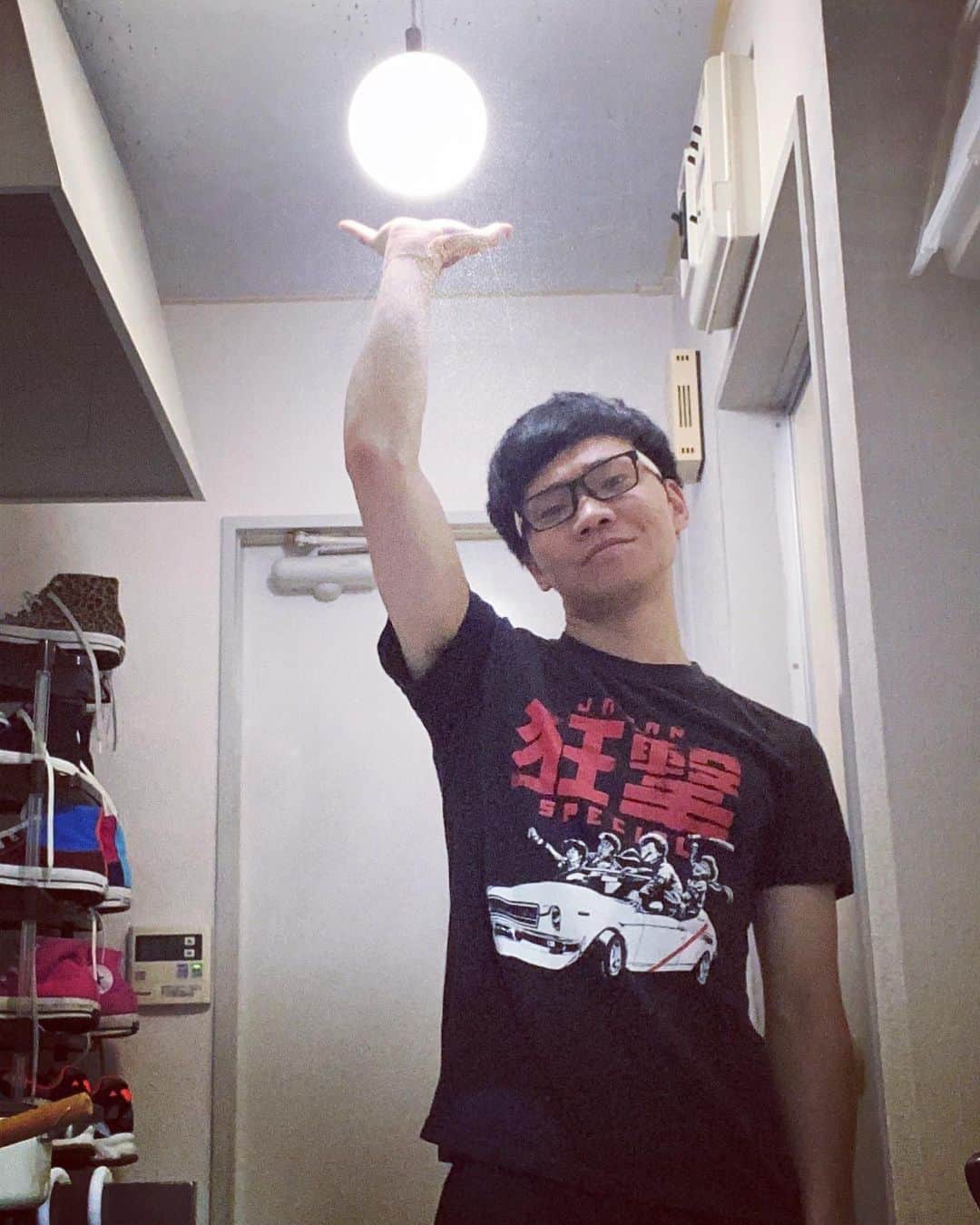 岡下雅典のインスタグラム：「玄関の電球が丸いからこれやってまうよね💋  #男っていつまでたっても子供ね」