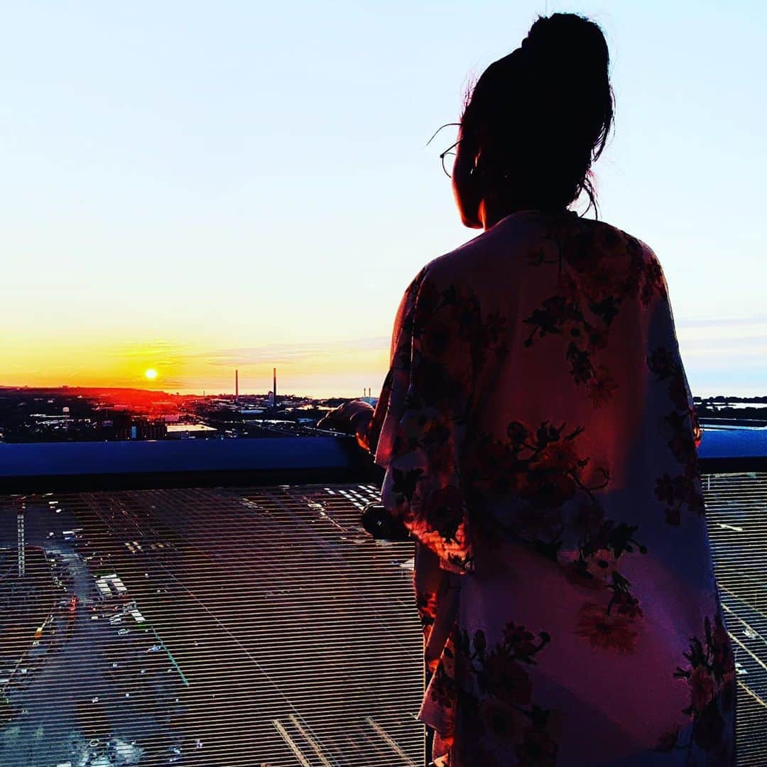 ケイトリン・オズモンドのインスタグラム：「There are some downsides to waking up early... this view is not one of them.  • • I am obsessed with sunrises and the way it turns my apartment bright red. I love the quiet and the peacefulness. The day is new. The day is fresh. It’s the chance to start over again.  • • • #sunrise #eastfacing #naturalbeauty #newday」