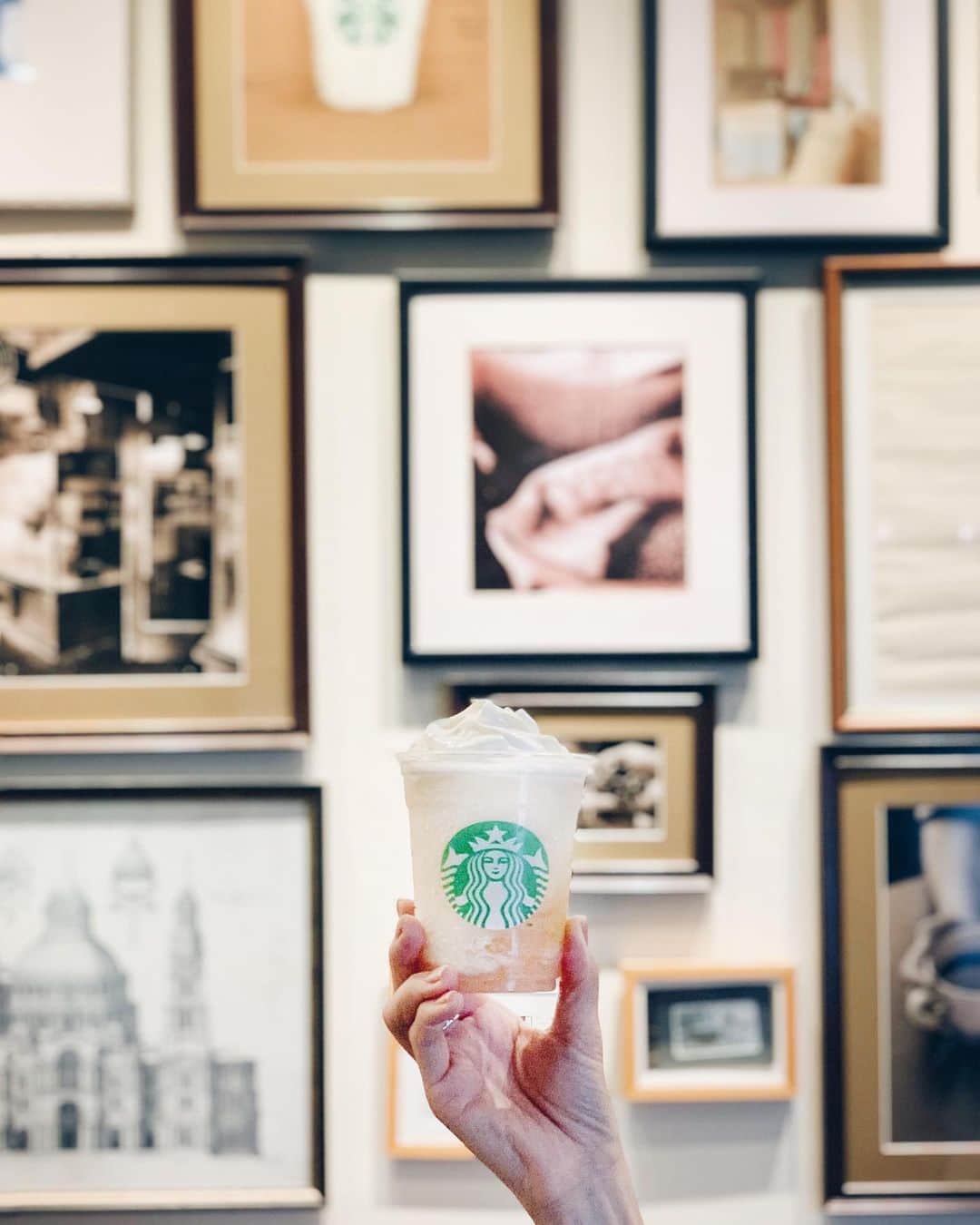 のインスタグラム：「🍑 . . スタバ新作🍑 なんちゃらかんちゃらフラペチーノ . . なんせ桃🍑 おやつの前に飲みました🍑 桃は水だから😗 ‥‥‥‥‥‥‥‥‥‥‥‥‥‥‥‥‥‥‥‥‥‥‥‥‥‥‥‥‥‥‥‥‥‥ #starbucks #starbuckscoffee#sweets#ジューシーピーチフラペチーノ#スタバ #スターバックス#スタバ巡り#スタバ新作#スタバ好きな人と繋がりたい#ピーチ #桃スイーツ#桃#異人館スタバ#異人館#北野#インスタ映え#インスタグラム#インフルエンサー#스타벅스」