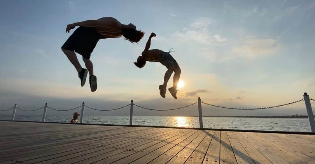 大舌恭平のインスタグラム：「打ち合わせの一環で撮影。 夏感じられた！(海には入ってない)  #acrobatics #tumbling #flip #performance #tokyo #japan #dance #bluetokyo #meeting #seaside」