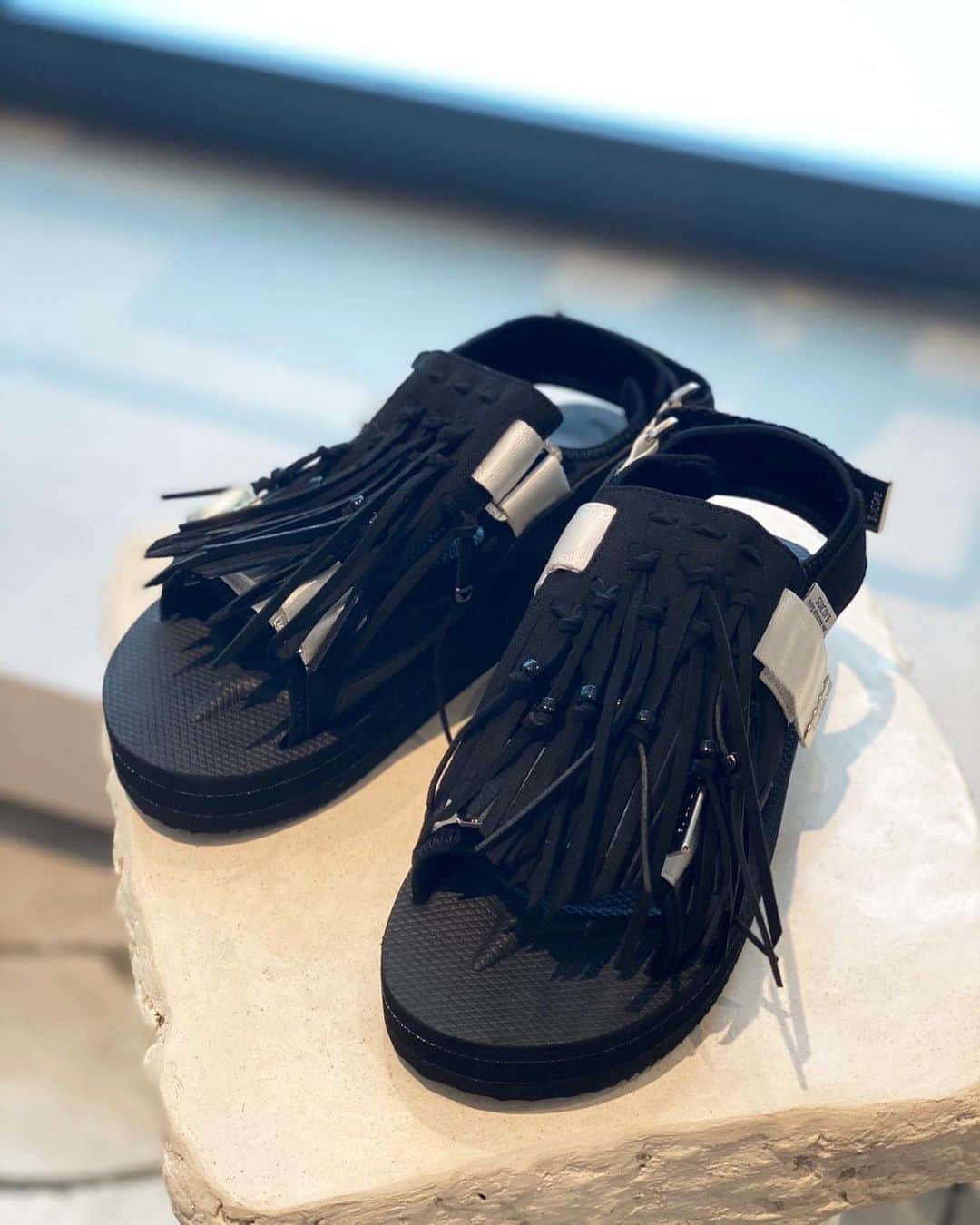 二ノ宮和佳子のインスタグラム：「SUICOKE「WAS-V」 AEWEN MATOPH SPECIAL ORDER   ソールを従来のモデルより少し厚くボリューム感をアップ アッパーのフリンジは取り外しも可能で、すっきりとシンプルに履ける2WAYタイプです  @suicoke_official #suicoke @aewen_matoph #aewenmatoph  #イウエンマトフ」