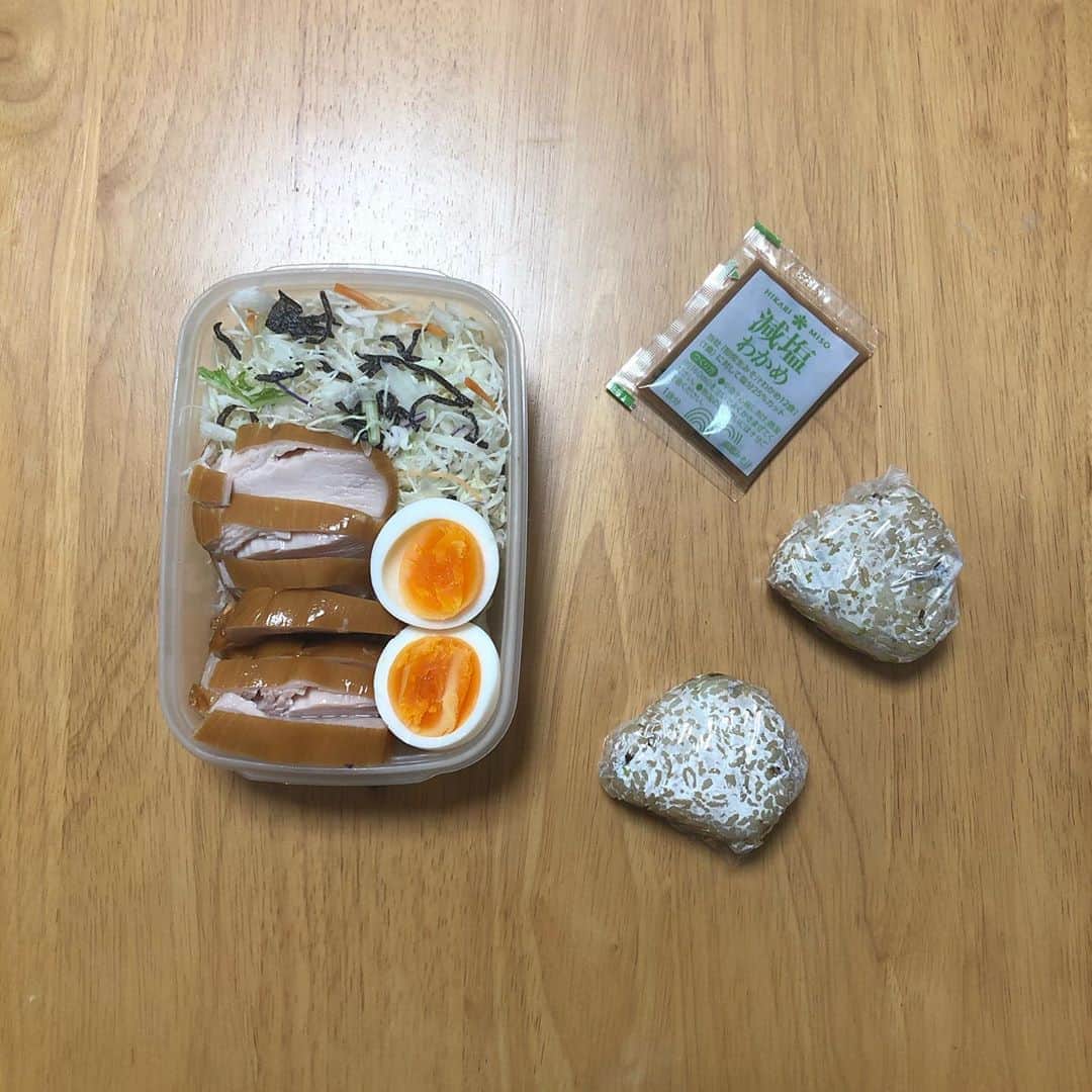 みのり(26)＠東京 ダイエットのインスタグラム：「🎀 #夜勤 🍴#今日のお弁当 . スモークチキン ゆでたまご キャベツ 味噌汁 もちむぎ塩昆布のおにぎり (c15をふたつ) . . . 今日の夜勤は、ダイエットごはん〜😚 . . この2〜3日の食事だけで、 身体がスッキリしてる🥰 . 夜勤のみなさん、 がんばりましょ〜〜〜🦠 . ◉ライザップ公認の紹介アンバサダーです。 〜紹介特典で、5万円分お安く入会できます〜 . . ▶︎全国どの店舗でもOK ▷２週間のトライアルコースもあります(^_^)/ ▶︎カウンセリング予約前にご連絡ください . ◎入会やカウンセリングをお考えの方、 ご質問なども、DM✉️ください。 . ★トレーニング見学もできます★ . 📺RIZAP TVCM出演 🏅RIZAP BMG ファイナリスト2017.2018 . #rizap #ライザップ . #ダイエット #diet #ダイエット日記  #instadiet #ダイエット仲間募集 #ダイエッター #公開ダイエット #食べて痩せる #糖質制限 #お弁当 #弁当 #ダイエット弁当  #自分弁当 #糖質オフ #晩御飯 #dinner #夜ご飯 #夕食 #夜ごはん  #低糖質 #糖質制限 #夜勤弁当 #看護師」