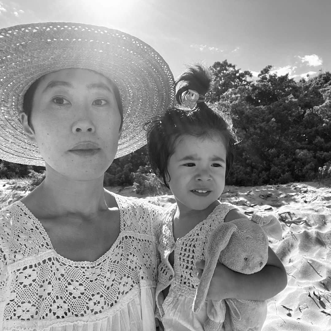 アデルさんのインスタグラム写真 - (アデルInstagram)「Mama and daughter at local beach in Corsica. 2 more weeks for her 3rd birthday..  #corsica #mamaanddaughter #daughterlove #corse #lamer」8月7日 20時41分 - ader_eri