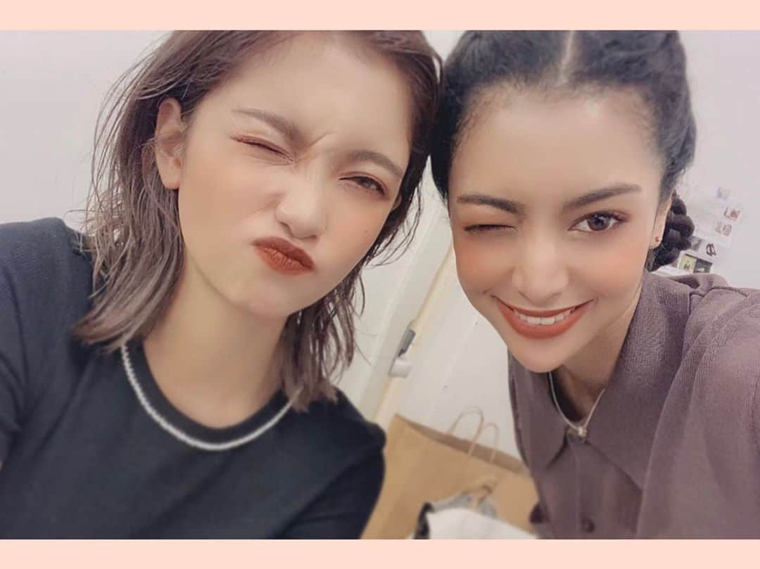 小松ナオのインスタグラム：「まゆちゃんと一緒の現場は楽しい🧡﻿ #リラックス効果」