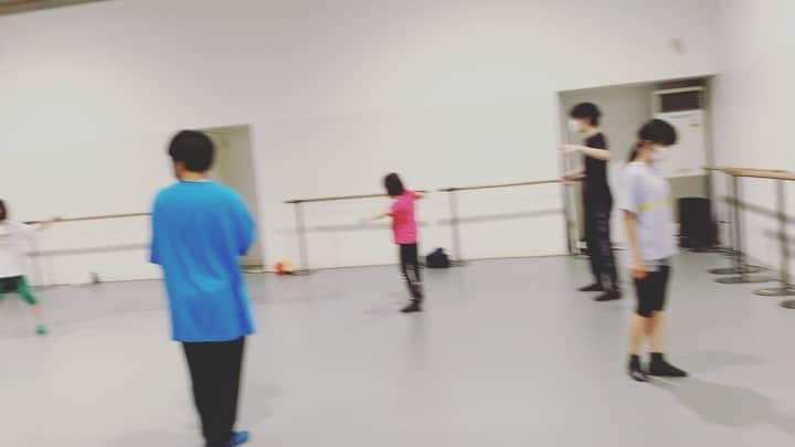 広崎うらんのインスタグラム：「前日のアーキタンツでの『演劇的ダンス』のオープンクラス！なかなか素敵♡ 明日、8月8月（土）19時30〜21時 @studioarchitanz 01スタジオにて『コンテJAZZ』のオープンを開催(≧∀≦)！お申込はクラス開始の1時間前まで👍✨」