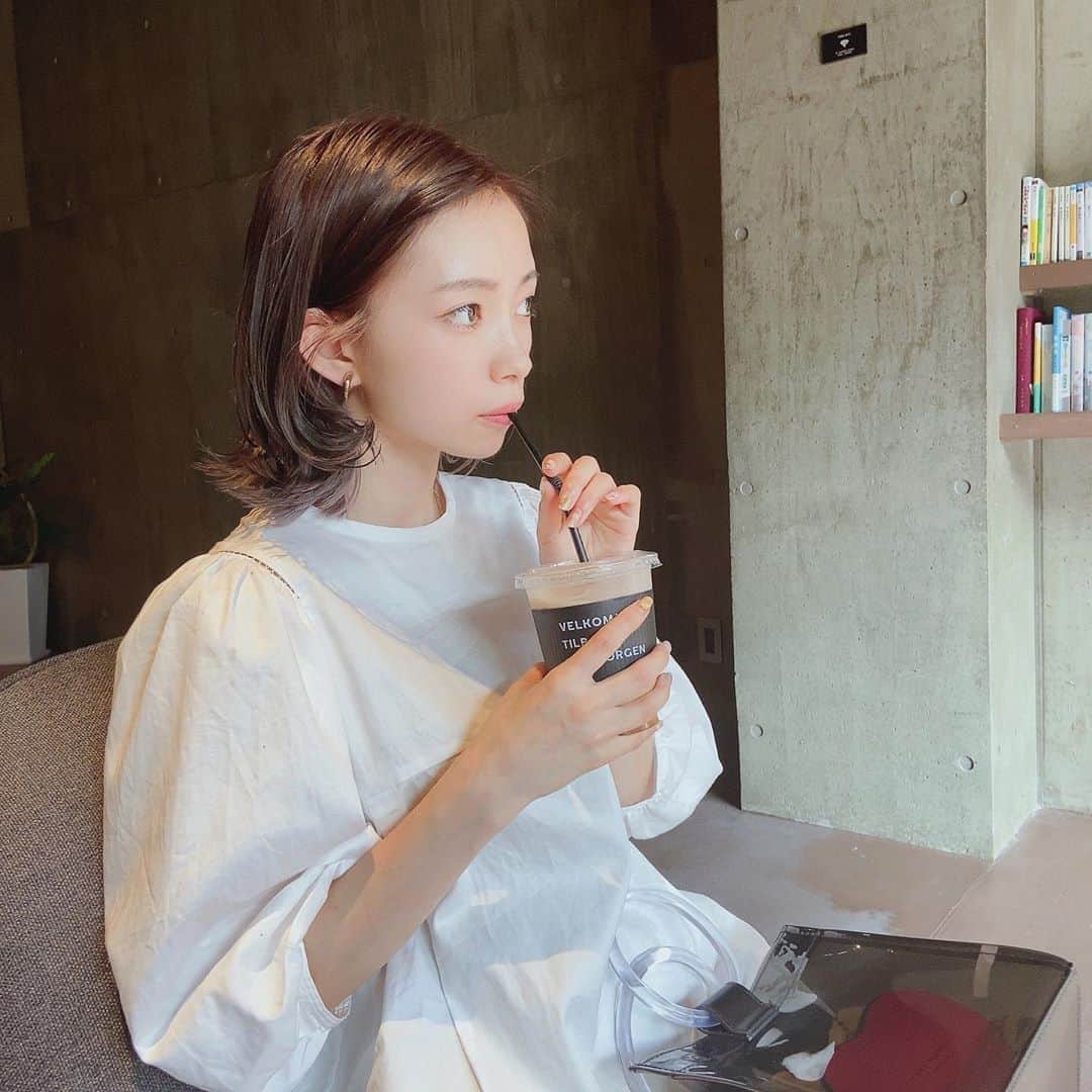 塩川裕美のインスタグラム：「. . 美容室帰りは髪の毛くるくるで可愛い🐱🦋 . . . .  #福岡カフェ #福岡ランチ #カフェ巡り #博多カフェ #rokubeautyandyouth #beautyandyouth #低身長コーデ #おちびコーデ #今日の服装 #おちびの輪 #ボブ #外ハネボブ #インナーカラー#休日の過ごし方 #休日 #instafashion #instagood #fukuoka #いいね」