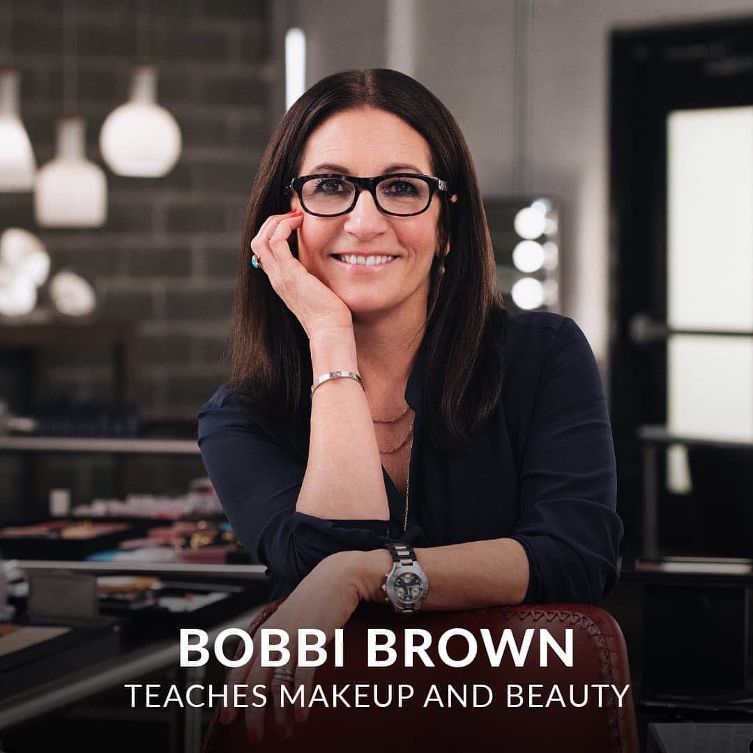 ボビー・ブラウンのインスタグラム：「My makeup style is so simple and low key. I’ve always believed you don’t need tons of products or extensive knowledge. Just simple understanding of what works and how to custom colors and formulas to make you look better. My goal in creating my @masterclass was to demystify makeup. Love to answer any questions you might still have. I’ll be starting a Q and A series next week to see how I can help. Stay tuned for the exact time and day. Swipe left for the teaser. Feel free to ask away below and check our @bbportfolio for nuggets and Inspo」