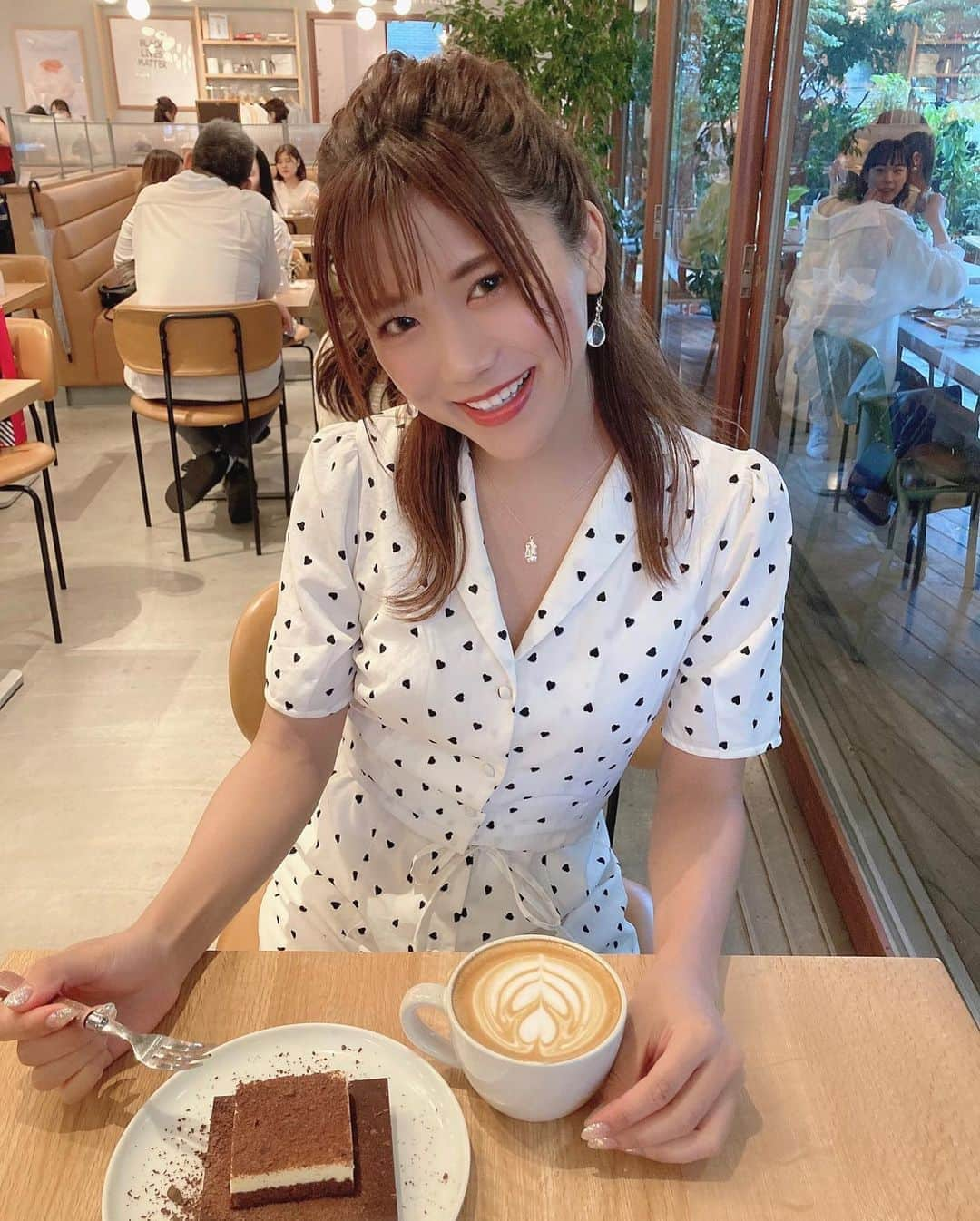 海江田麻貴さんのインスタグラム写真 - (海江田麻貴Instagram)「ㅤㅤㅤ  ㅤㅤㅤ @whiteglasscoffee  ずっと行きたかったトーキョーカフェ☕️🥀❤︎  ㅤㅤㅤ  ㅤㅤㅤ 明日は久しぶりの競馬予想配信するよ〜🐴♥️ みんなで札幌エルムステークス予想しよ〜🏇✏️✨  ㅤㅤㅤ  ㅤㅤㅤ お楽しみに🥰  ㅤㅤㅤ  ㅤㅤㅤ  ㅤㅤㅤ #whiteglasscoffee #渋谷カフェ巡り #渋谷カフェ #ホワイトグラスコーヒー #ハーフアップ #dazzlin #ダズリン #ティラミス #tiramisu #ドットワンピ #白ワンピ #ハート柄 #ラテアート #latteart #東京カフェ #東京カフェ巡り」8月7日 20時50分 - _makiii0924_