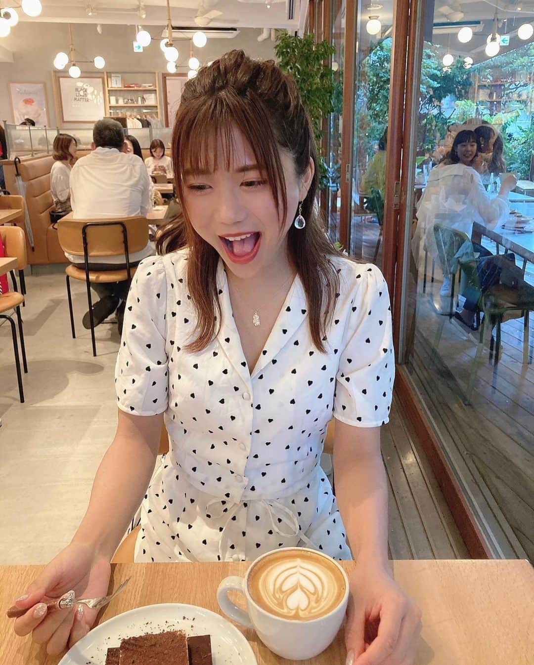 海江田麻貴さんのインスタグラム写真 - (海江田麻貴Instagram)「ㅤㅤㅤ  ㅤㅤㅤ @whiteglasscoffee  ずっと行きたかったトーキョーカフェ☕️🥀❤︎  ㅤㅤㅤ  ㅤㅤㅤ 明日は久しぶりの競馬予想配信するよ〜🐴♥️ みんなで札幌エルムステークス予想しよ〜🏇✏️✨  ㅤㅤㅤ  ㅤㅤㅤ お楽しみに🥰  ㅤㅤㅤ  ㅤㅤㅤ  ㅤㅤㅤ #whiteglasscoffee #渋谷カフェ巡り #渋谷カフェ #ホワイトグラスコーヒー #ハーフアップ #dazzlin #ダズリン #ティラミス #tiramisu #ドットワンピ #白ワンピ #ハート柄 #ラテアート #latteart #東京カフェ #東京カフェ巡り」8月7日 20時50分 - _makiii0924_