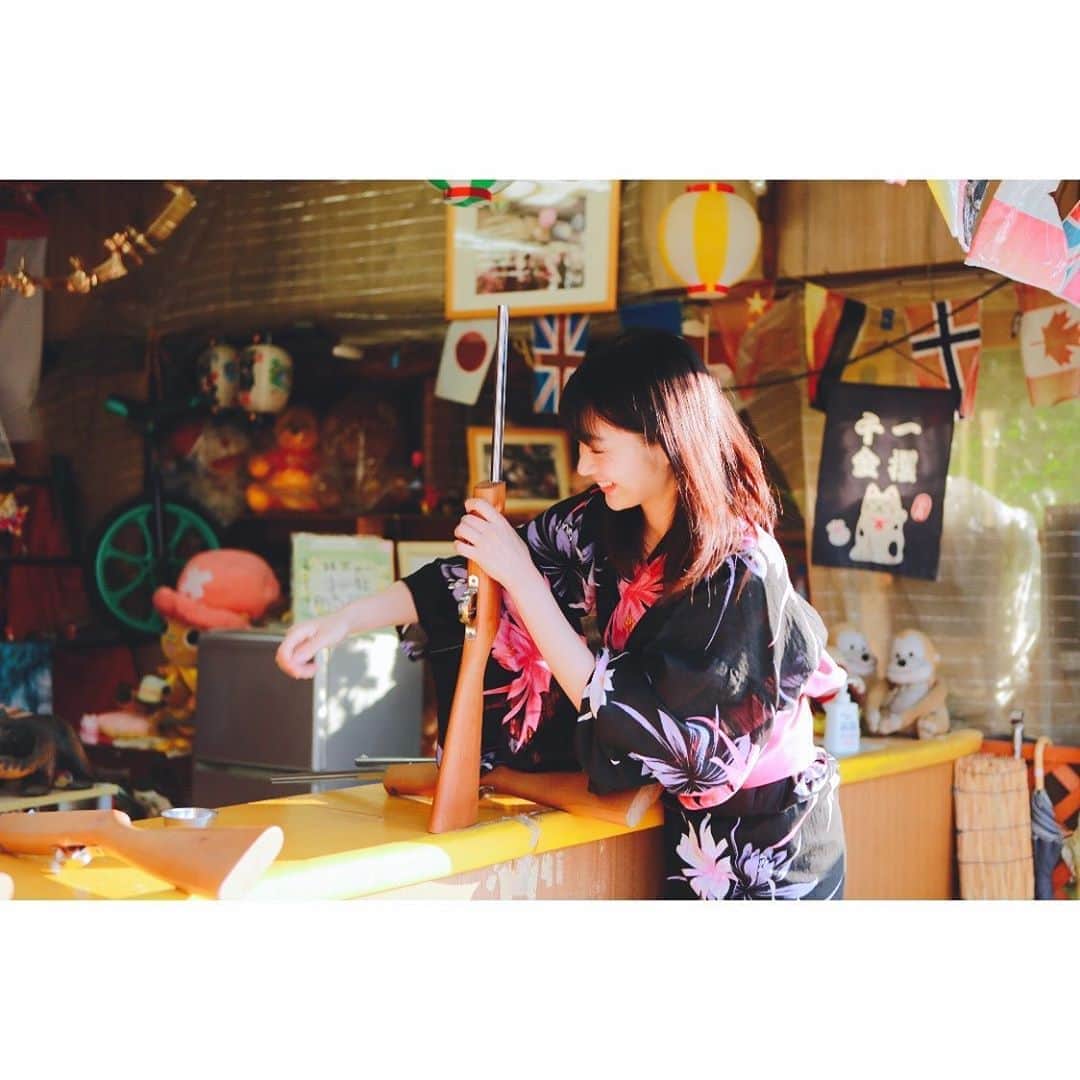 長谷川かすみのインスタグラム：「過去pic🐥 昨日とはうってかわって、夏！！な写真！！！ これは、2年？3年前の夏かな？ 髪が短かったみたい🦑  そして、わたしは射的が好きです！  photo by @ryuseinara  thanks!!!」