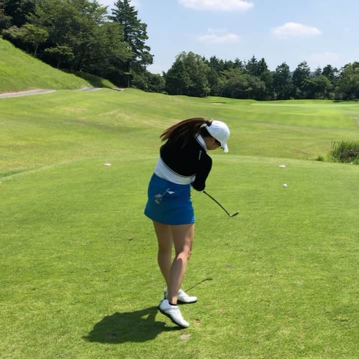 のインスタグラム：「9番、8番は練習の効果が少し発揮されてきて良いショットになってきたのですが、なぜなんだ！7番から突然難易度が跳ね上がるのは🙉！！笑笑  私は唱えたい、 "7番アイアンから別モノである"と🐒  #7番アイアンから難易度跳ね上がる説 #コースでアイアン打つ時力み過ぎて全然飛ばない説 #女子は120〜130ydが1番苦手説 #iron #ブリヂストン #ブリヂストンゴルフ  #bridgestone  #bridgestonegolf  #女子ゴルフ  #ゴルフ女子  #ゴルフ男子  #ゴルフ愛  #ゴルフバカ  #golfrange  #golflife  #golfer  #golf  #골프  #กอล์ฟ  #golfstagram  #instagolf」
