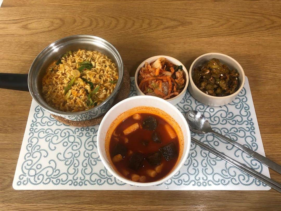 ユン・セアさんのインスタグラム写真 - (ユン・セアInstagram)「#분식맛집😝 😈 떡볶이 소스에 신라면 챱챱챱 적셔서 호로록..역시 라면은 파송송달걀퐉!!! 곧 히든싱어 시작!! 오늘 김연자가수님편 넘기대기대~~😳」8月7日 20時52分 - loveyoonsea