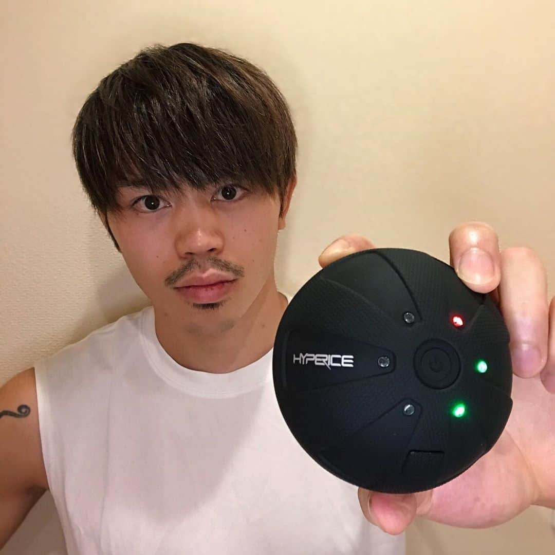 不可思さんのインスタグラム写真 - (不可思Instagram)「トレーニングに通っている @asidepromotions で使ってみてとても良かったから、自宅でのケア用に欲しかったHYPERICE社の「ハイパースフィア・ミニ」が届きました。 @hypericejapan   他の振動機器とは違い筋肉の深いところまでピンポイントでリリースできるので、コンディショニングを最高に保つことができます。  サイズも小さいから遠征先とかジムにも気軽に持っていける。 今度のK-1大阪大会にも持って行きます。  #hyperice #筋膜リリース #リカバリー #セルフケア #振動」8月7日 20時52分 - fukashi.kb