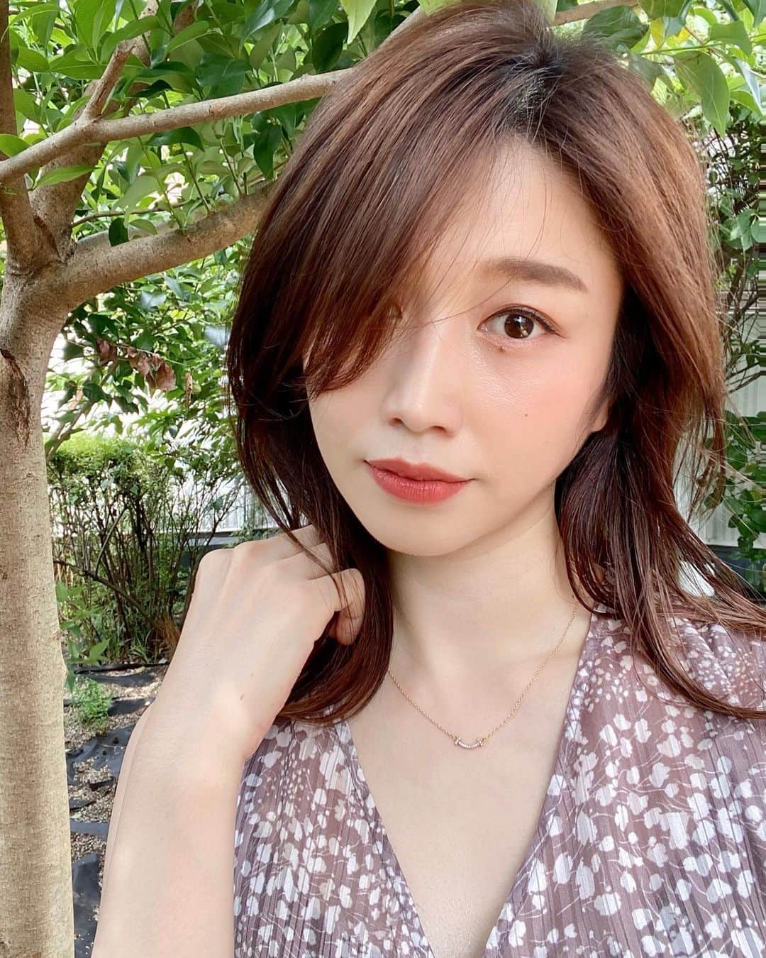 平有紀子のインスタグラム：「夏ってこんなに暑かったっけって毎年言ってるけど、ほんとに暑い…暑すぎる🌻 . 早く前髪顎までのびないかなー . .」