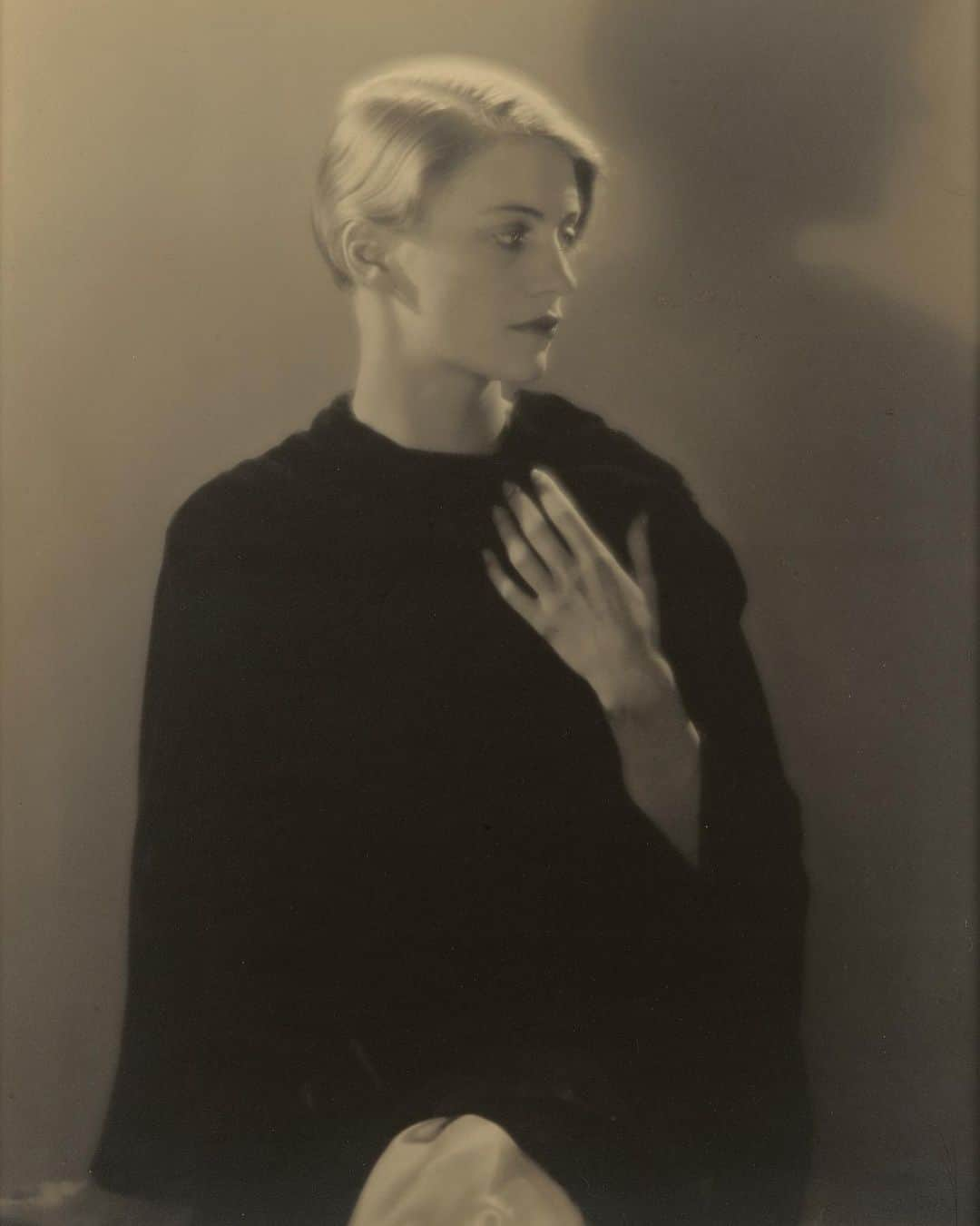 サザビーズさんのインスタグラム写真 - (サザビーズInstagram)「This very elegant portrait of Lee Miller was taken by her lover Man Ray around 1930. They first met in Paris in 1929, when the young and beautiful American model persuaded the Surrealist artist to take her on as his pupil, but Miller soon became his studio assistant and then his lover. A fine photographer in her own right, Miller was linked to Man Ray for three years, a tumultuous period in which she inspired some of his most famous photographs and paintings. _ Another print of this image is in the collection of the National Portrait Gallery at the Smithsonian in Washington and the negative is in the collection of the Centre Pompidou, Paris. _ ‘Lee Miller’ is currently available for Private Sale. Click the link in bio for more details. _ SothebysPrivateSales #SothebysPhotographs #LeeMiller #ManRay」8月7日 21時03分 - sothebys