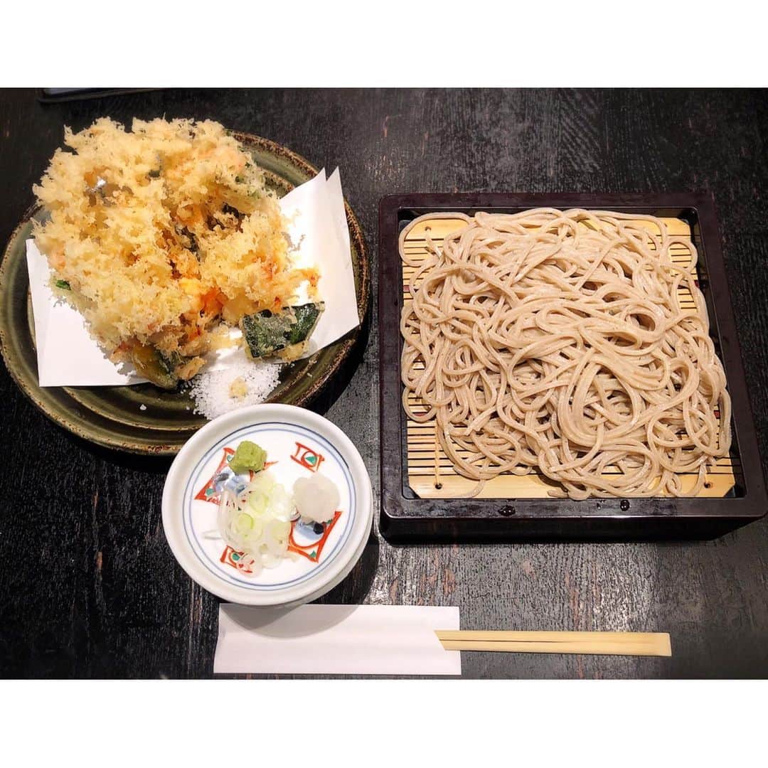 鈴木優梨さんのインスタグラム写真 - (鈴木優梨Instagram)「𓂃𓂂🍃 表参道にてお蕎麦(*´ω`*) 前から気になっていた川上庵さんへ🐾😻 ・ 店内はシックで、落ち着いた雰囲気😌✨ ・ 天せいろにしようと思ってたのに お隣のテーブルに運ばれていたかき揚げが美味しそうで😋💖 ・ かき揚げはレンコンやカボチャ、海老🦐🎃* ・ カラッとあがってて美味しかった💖 ・ お蕎麦も口当たりよく美味しかった😋 ・ 本店は軽井沢にあるそうです🎀🥰 ・ #青山川上庵 #soba #omotesando #川上庵 #蕎麦 #蕎麦スタグラム #麺スタグラム #蕎麦湯 #表参道ランチ #表参道 #夏だから #かき揚げ #かき揚げそば」8月7日 20時54分 - suzuki_yuuri