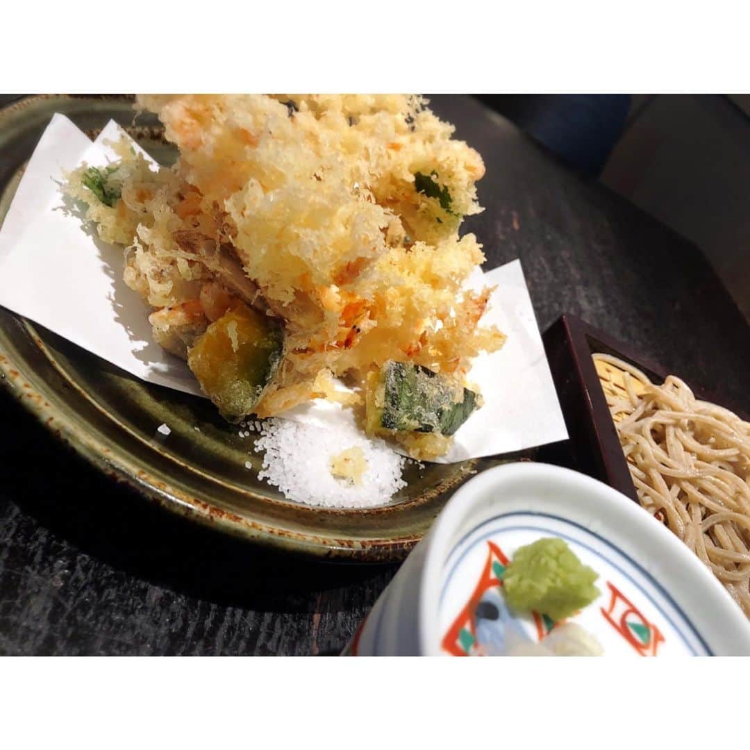 鈴木優梨さんのインスタグラム写真 - (鈴木優梨Instagram)「𓂃𓂂🍃 表参道にてお蕎麦(*´ω`*) 前から気になっていた川上庵さんへ🐾😻 ・ 店内はシックで、落ち着いた雰囲気😌✨ ・ 天せいろにしようと思ってたのに お隣のテーブルに運ばれていたかき揚げが美味しそうで😋💖 ・ かき揚げはレンコンやカボチャ、海老🦐🎃* ・ カラッとあがってて美味しかった💖 ・ お蕎麦も口当たりよく美味しかった😋 ・ 本店は軽井沢にあるそうです🎀🥰 ・ #青山川上庵 #soba #omotesando #川上庵 #蕎麦 #蕎麦スタグラム #麺スタグラム #蕎麦湯 #表参道ランチ #表参道 #夏だから #かき揚げ #かき揚げそば」8月7日 20時54分 - suzuki_yuuri