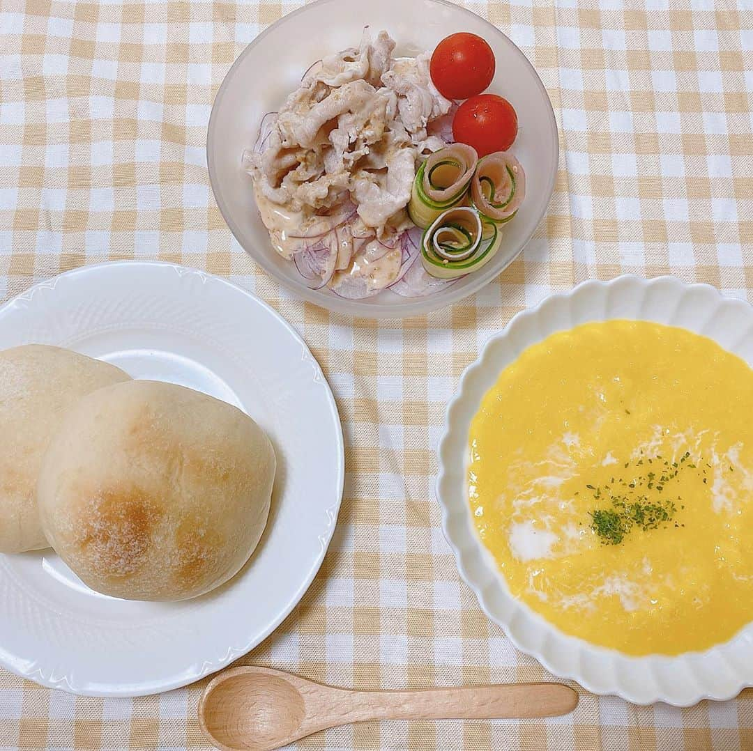 小川紗奈のインスタグラム：「今日のお昼ご飯🍽﻿ 手作り白パン、冷しゃぶサラダ、生ハムきゅうり、コーンスープ...!!﻿ ﻿ パンはふわふわにできたし、コーンスープは牛乳や生クリームを使わないレシピだったけどとうもろこし本来の味がでて美味しくできました︎︎☺︎﻿ ﻿ #お昼ご飯 #ランチ #lunch #手作りパン #コーンスープ #サラダ #生ハム #おうち時間 #おうちカフェ」