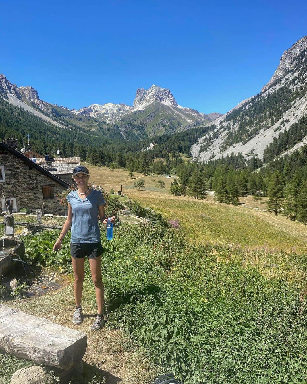 ポーリーヌ・オアロのインスタグラム：「Tour de la Vallée de la Clarée en 3 jours 🏕 60km - 4200 de D+  Coming back from an incredible 3 days deconnection. Some hard climbs but it was always worth it !!! Every landscapes were breathtaking.   Such an incredible journey and more especially with @simonthoret 🦦...  I may have been emotional when we finally reached Mont Thabor on the last day 🙈  Névache - Col du Granon - Grand Area - Col de Buffère - Col de Roche Noire - Col du Chardonnet - Col de Béraudes - Col des Muandes - Mont Thabor - Granges de la Vallée Etroite - Col des Thures - Névache 😍」