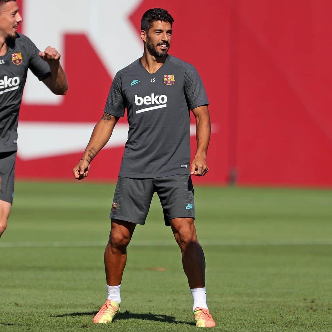 ルイス・アルベルト・スアレスさんのインスタグラム写真 - (ルイス・アルベルト・スアレスInstagram)「Mañana empieza nuestro camino para cumplir nuestro objetivo !!!! Vamos equipo 🔴🔵 #championsleague #soñarjuntos #siemprepositivo」8月7日 21時03分 - luissuarez9