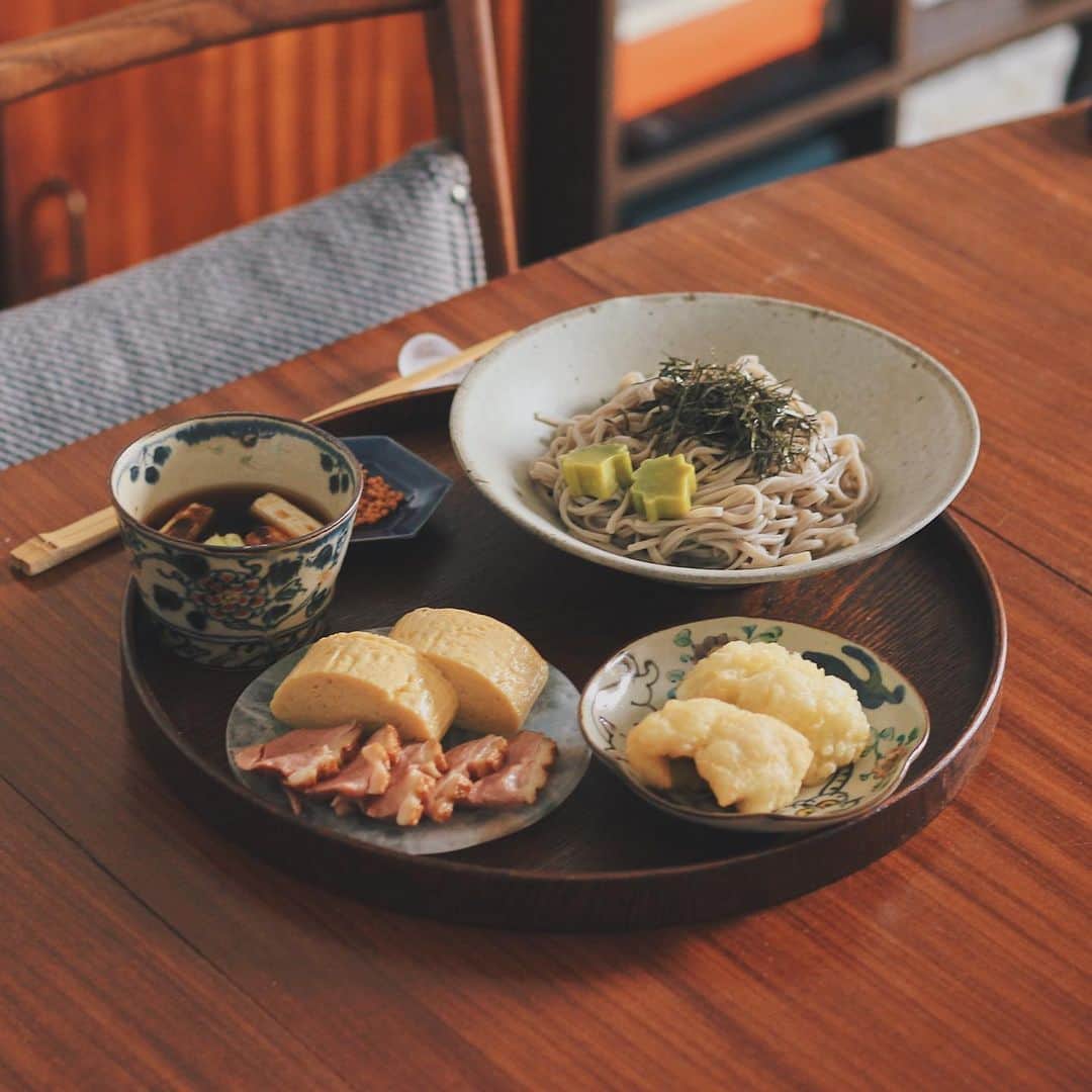 Kaori from Japanese Kitchenさんのインスタグラム写真 - (Kaori from Japanese KitchenInstagram)「ニトリ盆で冷やし蕎麦定食。鱧の天ぷら、最高です。 ・ こんばんは。 今日の朝昼ごはん。 夜から仕事が立て込むパターンで インスタ更新が開いてしまいました。 長野のお蕎麦と京おばんざいでした。 鴨南蛮そばをイメージして 網焼きしたネギをつけ汁にドボン。 近所の京料理屋さんが おばんざいテイクアウトを再開したと聞いて 早速（夫が買ってきてくれて）食卓に登場。 鱧の天ぷら、だし巻き、鴨ロース。 いやーやっぱり最高に美味しかったです。 涼を感じる箸置きで気持ちクールダウン🎐 おやつはバナナパウンドケーキ。 今日はバナナの日だったらしい🍌 ・ 鱧といえば夏の京都の風物詩。 京都の大学に4年間通っていたにもかかわらず 大学時代に京都で鱧を食べた記憶がないですが 鱧を食べると京都を思い出します🤤 （都合良い思い出補正） 大学時代の京都の思い出といえば、 さざんか（居酒屋）、三条河原、くるりでしょうか。 話が脱線したところで本日もお疲れ様でした。 ・ 【おしながき】 長野のアマランサス蕎麦 鱧の天ぷら 鴨ロース だし巻き卵 @kyo_ryori.aun 網焼きした長ネギとつけ汁 わさびとにこまる玄米 @senchado_tokyo ＊今日は薬膳走り書きお休みします＊ ・ ・ ・ ・ 2020.08.07 Fri Hi from Tokyo! Today’s late brunch: Buckwheat noodle w/ grilled Japanese leek in soy sauce soup, fish tempura, roasted duck, and rolled egg omelet. Banana cake as a coffee break. ・ ・ ・ ・ ・ #japanesefood #sobanoodles #おうちごはん #早餐 #薬膳 #うつわ #自炊 #清岡幸道 #松浦コータロー #砂田夏海 #蕎麦 #そば #和食 #和食ごはん」8月7日 21時04分 - coco_kontasu